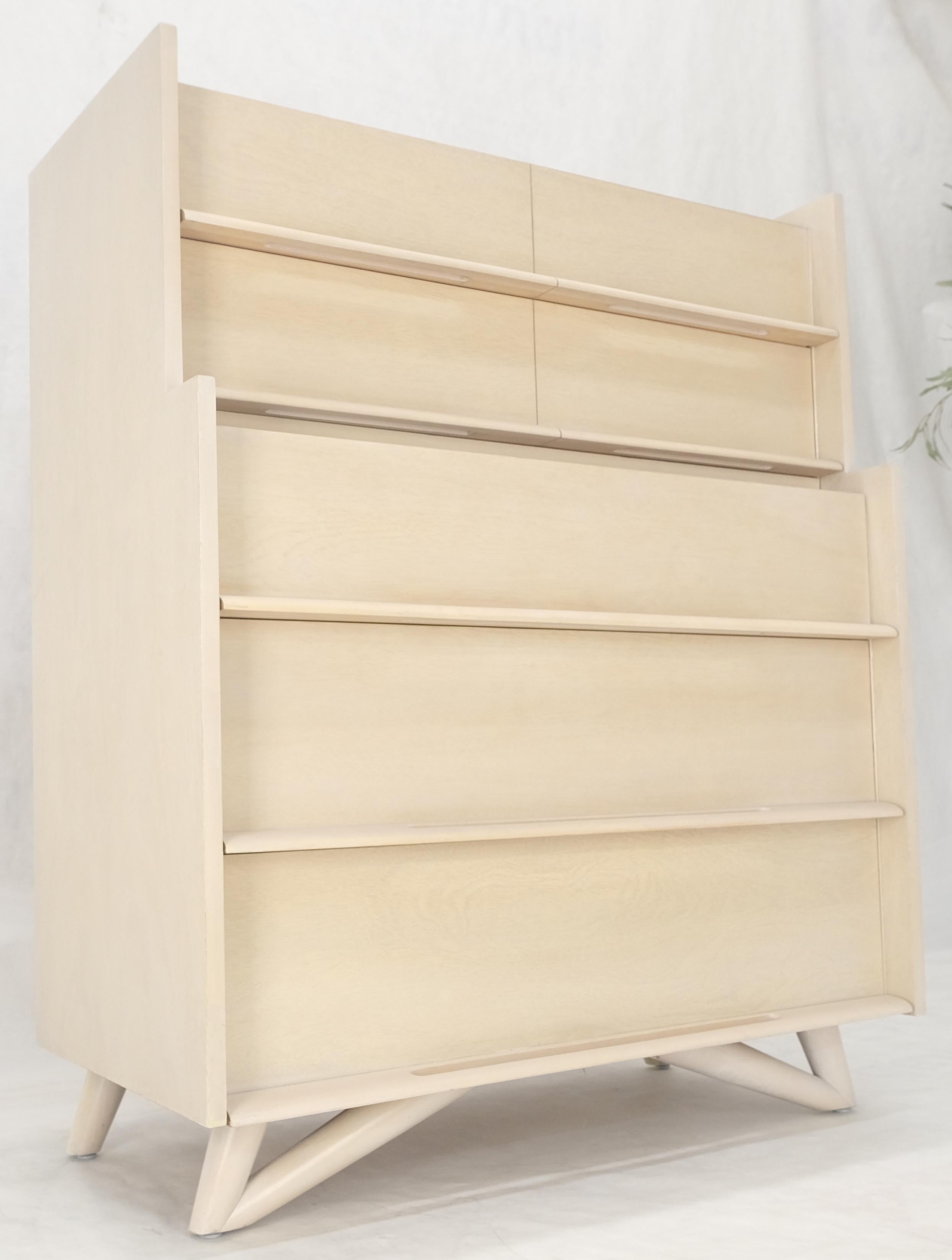 Patas y tiradores escultóricos Cómoda de caoba de 5 cajones en tono hueso lavado blanco en venta 5