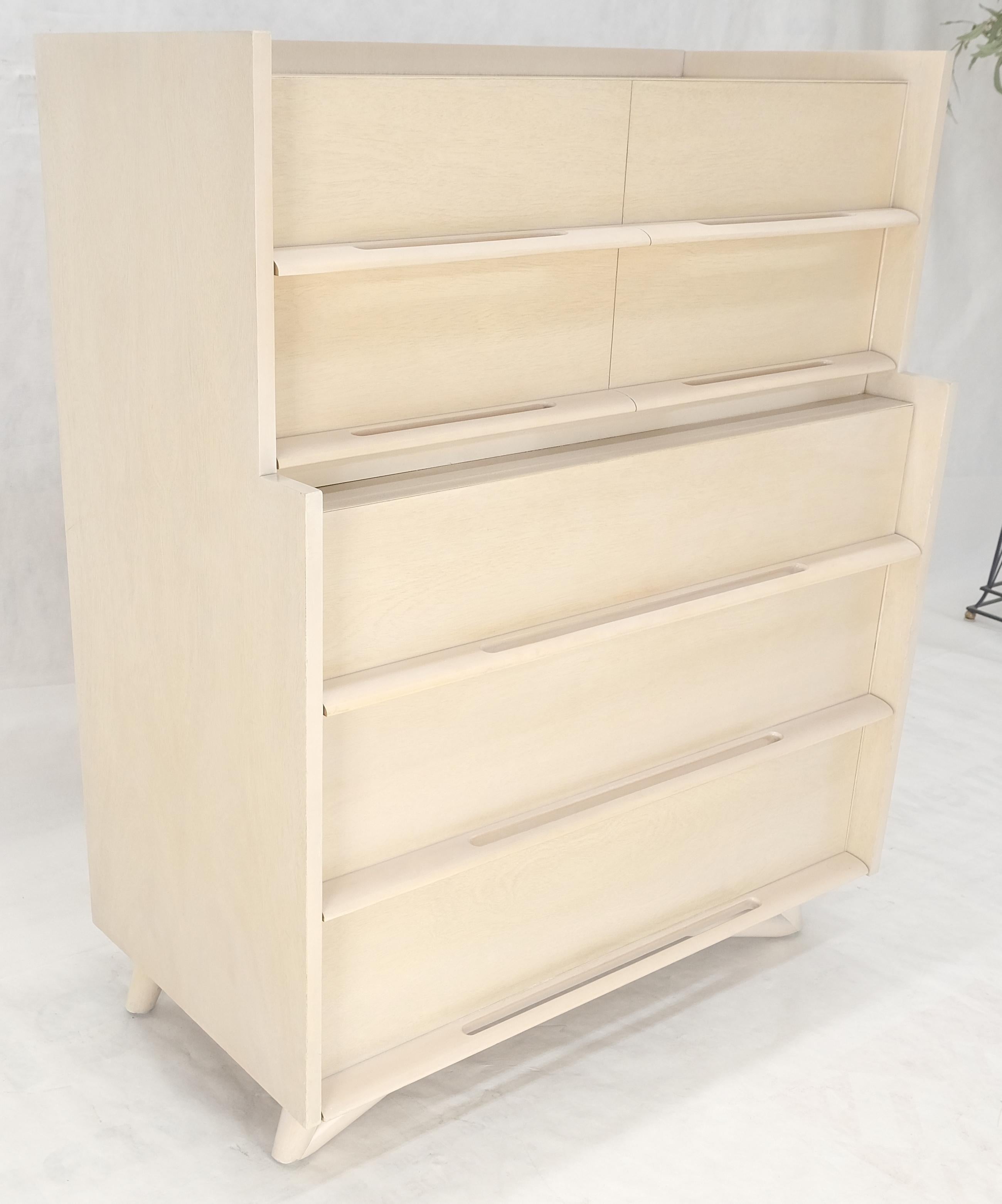 Patas y tiradores escultóricos Cómoda de caoba de 5 cajones en tono hueso lavado blanco Pintado en venta