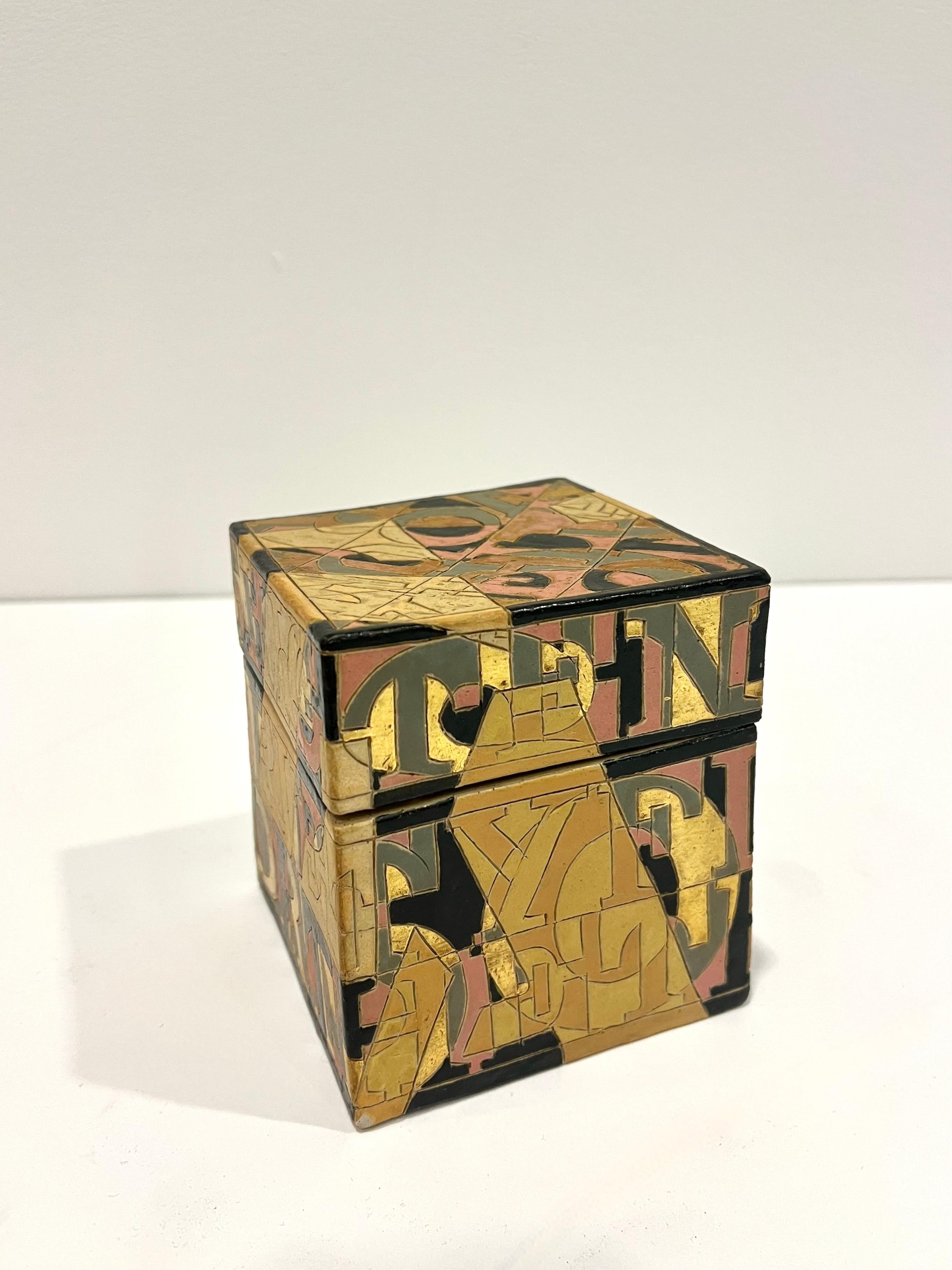 Grès porcellanato Vaso scultoreo in gres con coperchio e lettere incise di Bo Kristiansen, Danimarca in vendita