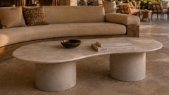 Skulpturaler Couchtisch aus hellgrauem Beton von Dylan Myers, OVALATION ONE