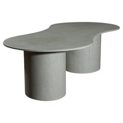 Skulpturaler Couchtisch aus hellgrauem Beton von Dylan Myers, OVALATION ONE