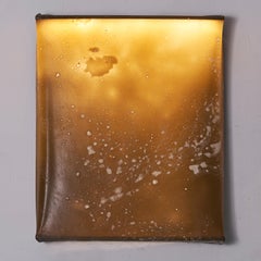 Objeto escultórico luminoso de roble y lienzo biotéxtil de Natural Material Studio