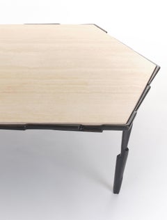 Table basse Linea sculpturale par Benediko, plâtre de bronze, pierre de travertin