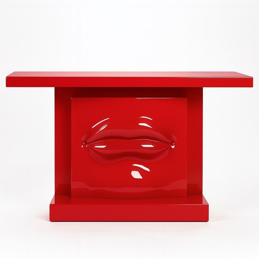 Il s'agit d'une table console incroyablement unique et artistique, réalisée dans une laque rouge vif brillante et saisissante. La table se compose d'un plateau rectangulaire classique et d'une base rectangulaire solide, tous deux finis dans le même