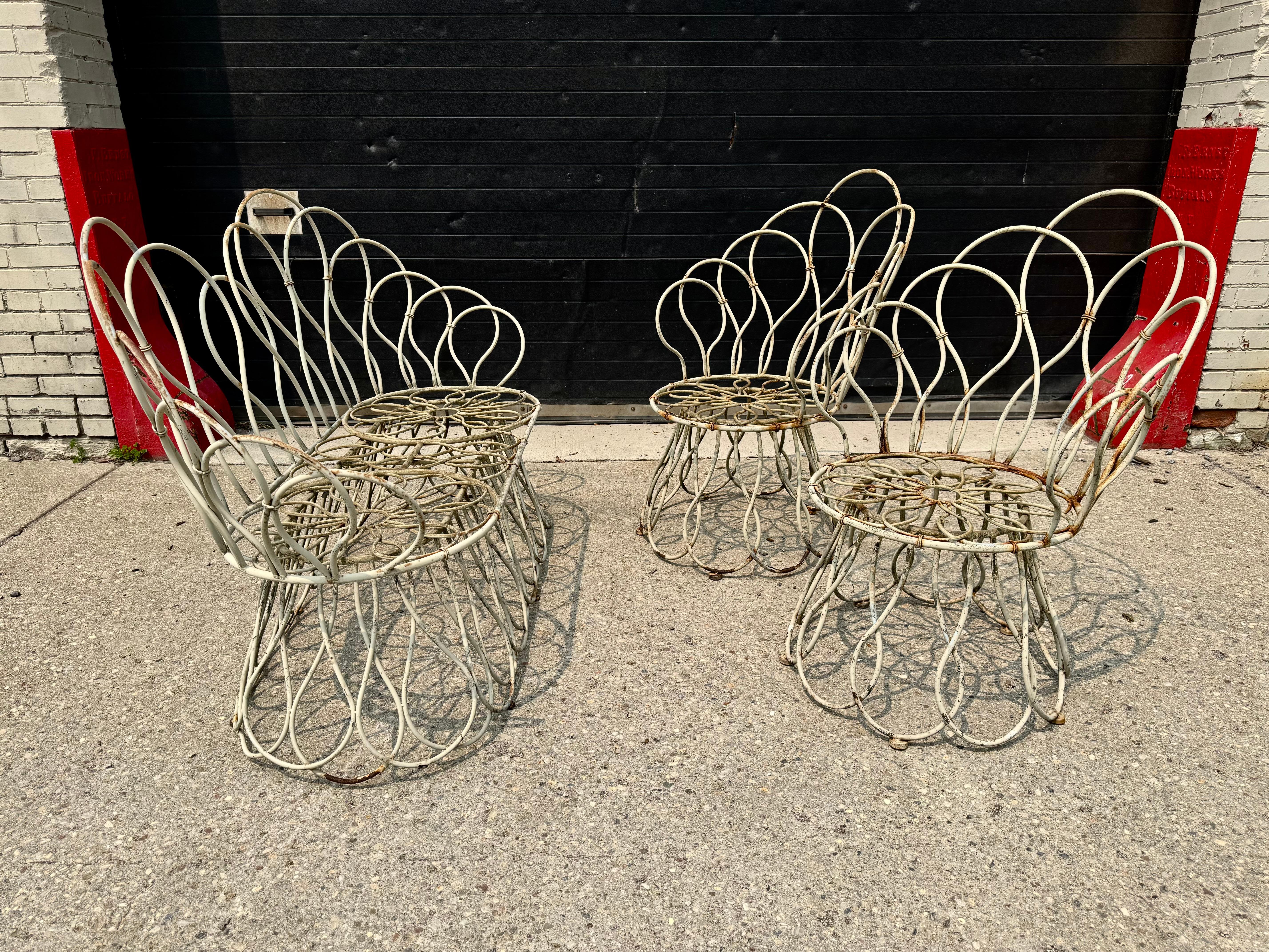 Sculptural Loop settee and chairs in the Manner of Frances Elkins/Classic Modern In condizioni deteriorate in vendita a Buffalo, NY