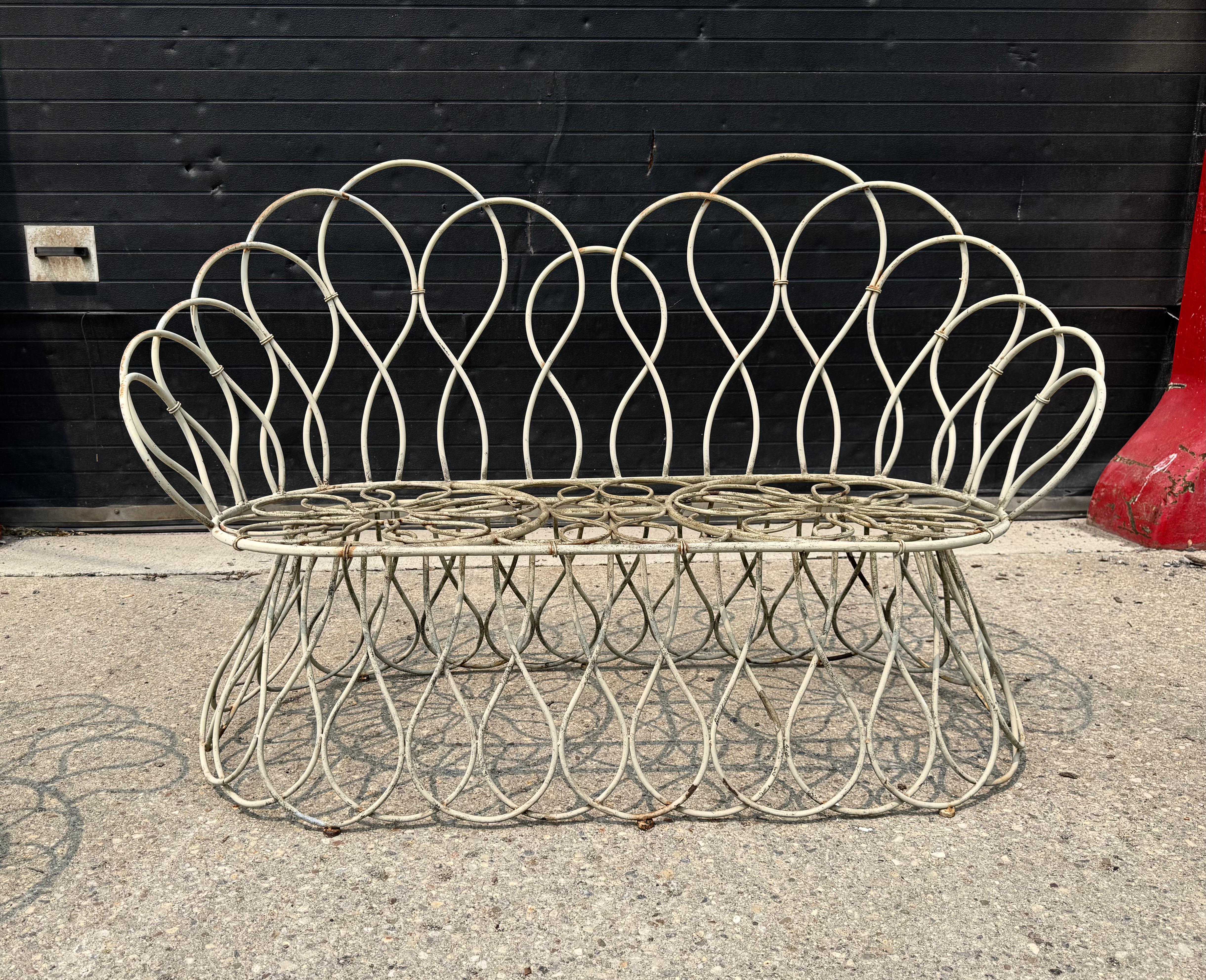 Metallo Sculptural Loop settee and chairs in the Manner of Frances Elkins/Classic Modern in vendita