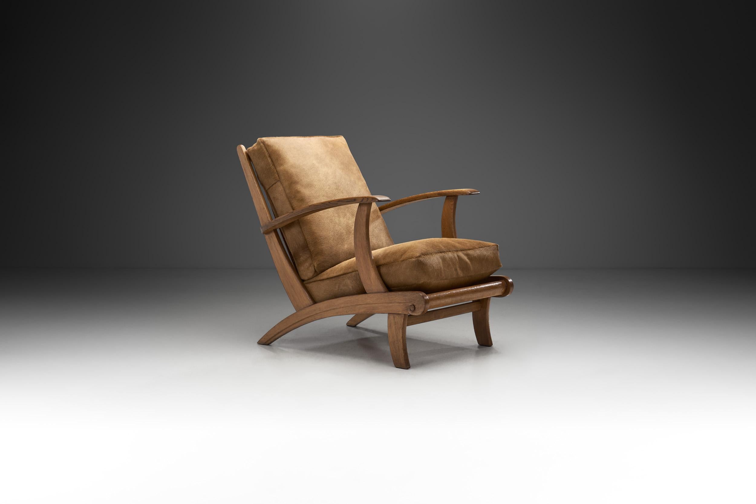 Dieser Stuhl ist voller außergewöhnlicher Merkmale und Details, die ihn zu einem einzigartigen Beispiel für den kreativen Überschwang machen, der den Modernismus der Mitte des Jahrhunderts in Europa prägte. Das skulpturale Design ist gepaart mit der
