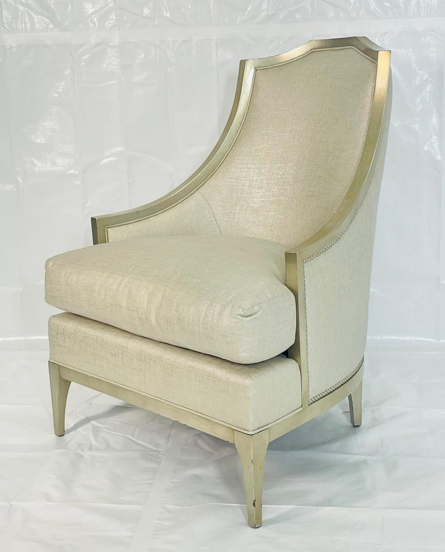 Elegante y escultural tumbona diseñada y fabricada en Los Ángeles, California, por Reagan Hayes. Esta refinada pieza encarna el lujo contemporáneo americano, mezclando la artesanía atemporal con el glamour inspirado en la Regencia de Hollywood.

La