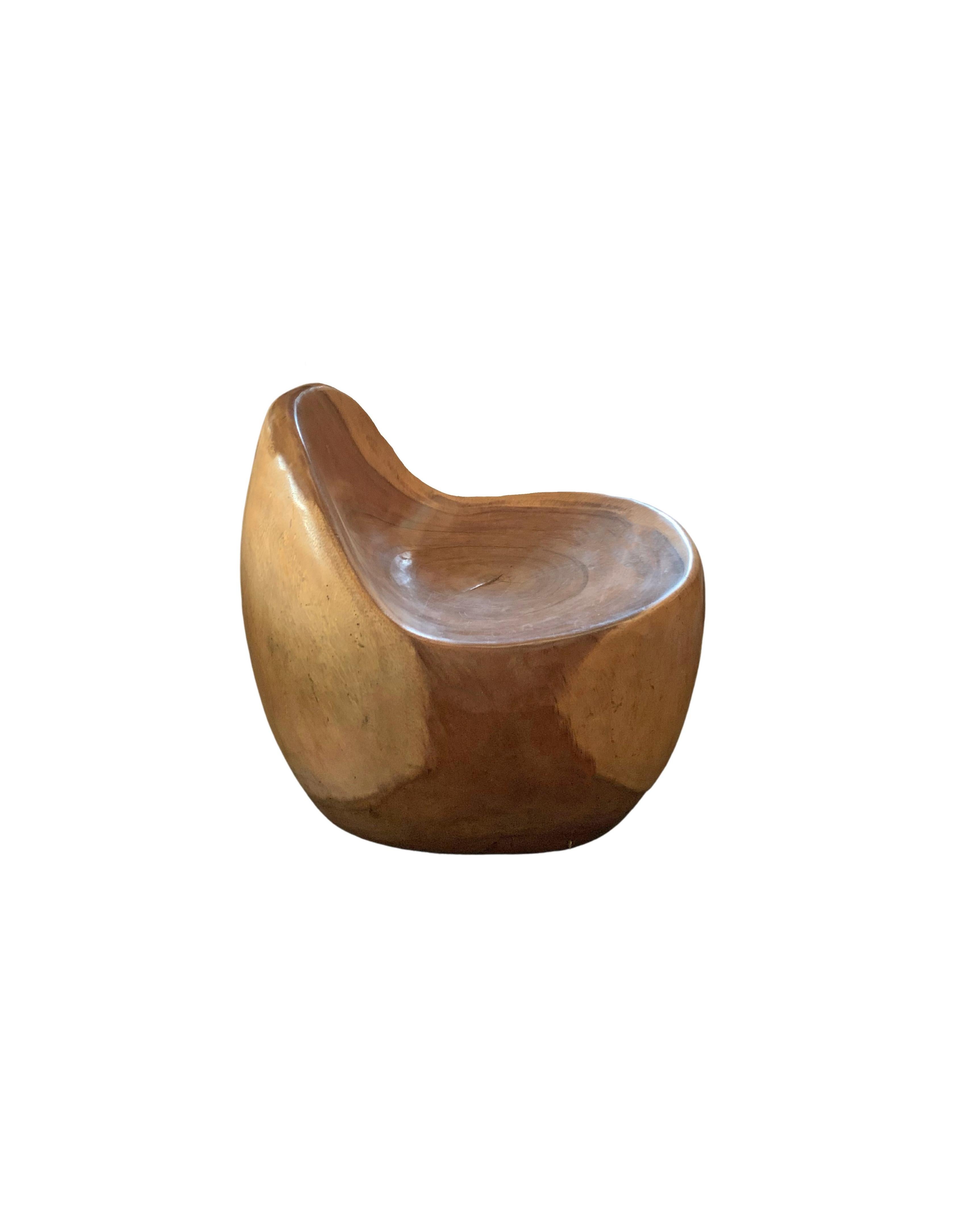 Ein wundervoll skulpturaler Stuhl, der an ein Ei erinnert, mit einer perfekt geformten Sitzfläche und Rückenlehne, die sowohl Komfort als auch Eleganz bietet. Mit seiner neutralen Pigmentierung und der dezenten Holzstruktur passt er perfekt in jeden