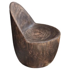 Sedia da salotto scultorea intagliata in legno massiccio di Suar, moderna e organica