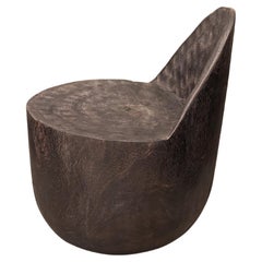 Sedia da salotto scultorea intagliata in legno massiccio di Suar, moderna e organica