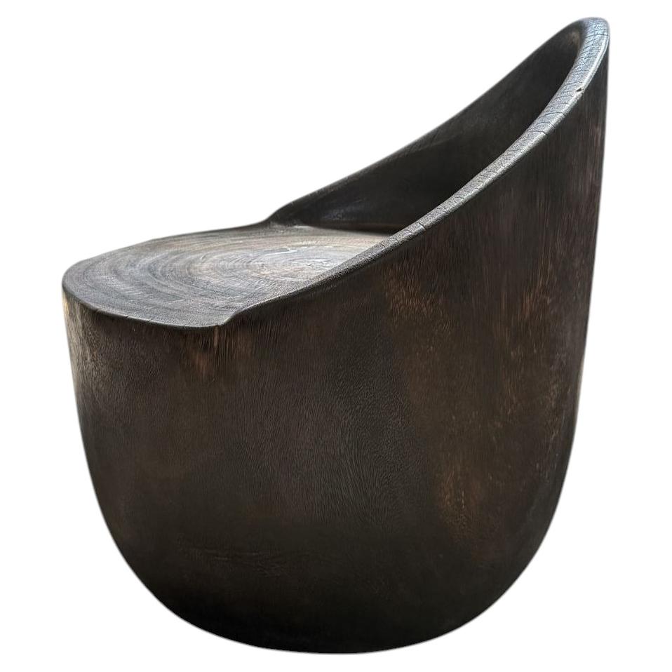 Silla de salón escultural tallada en madera maciza de suar, moderna y orgánica
