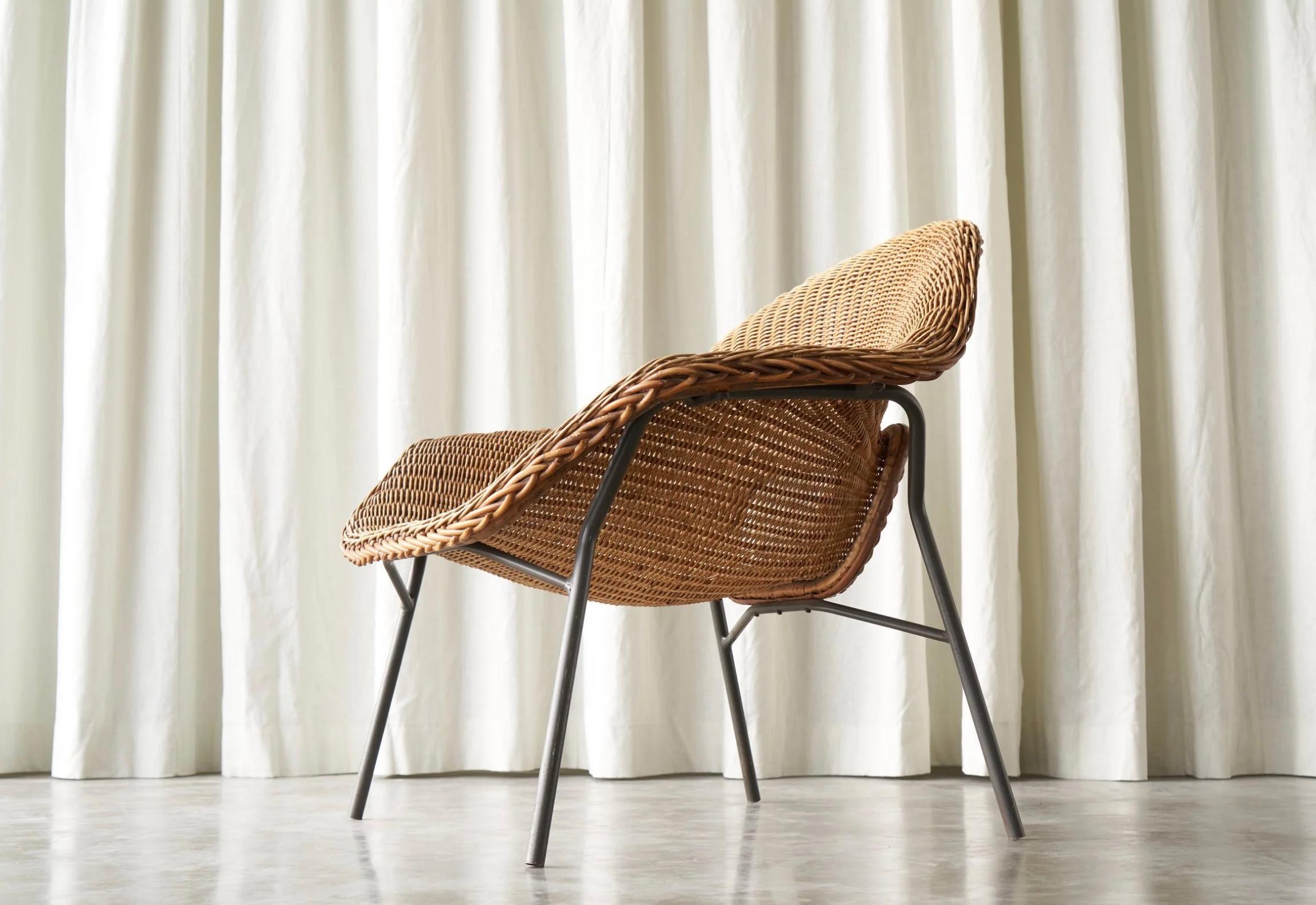 Sculptural Lounge Chair in Rattan and Metal The Netherlands 1960s im Angebot 3