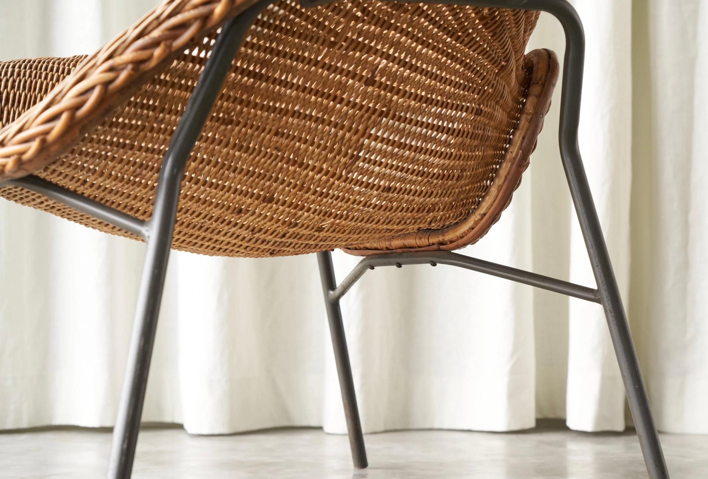 Sculptural Lounge Chair in Rattan and Metal The Netherlands 1960s (20. Jahrhundert) im Angebot