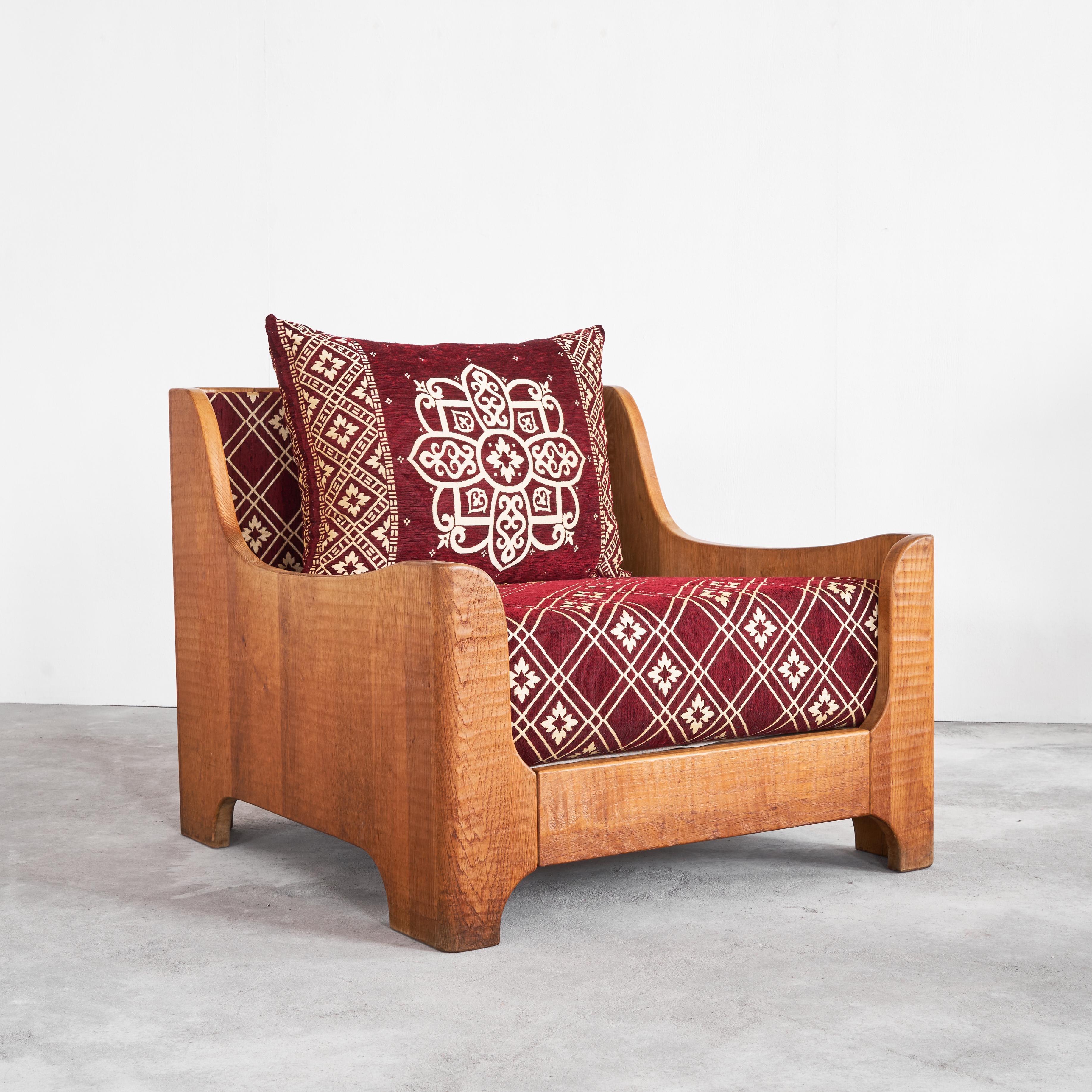 Chaise longue sculpturale en chêne massif, Europe, années 1940.

Magnifique chaise de salon en chêne massif au design sculptural très particulier. En tant que pièce moderniste du début du milieu du siècle avec un charme art déco, cette chaise est