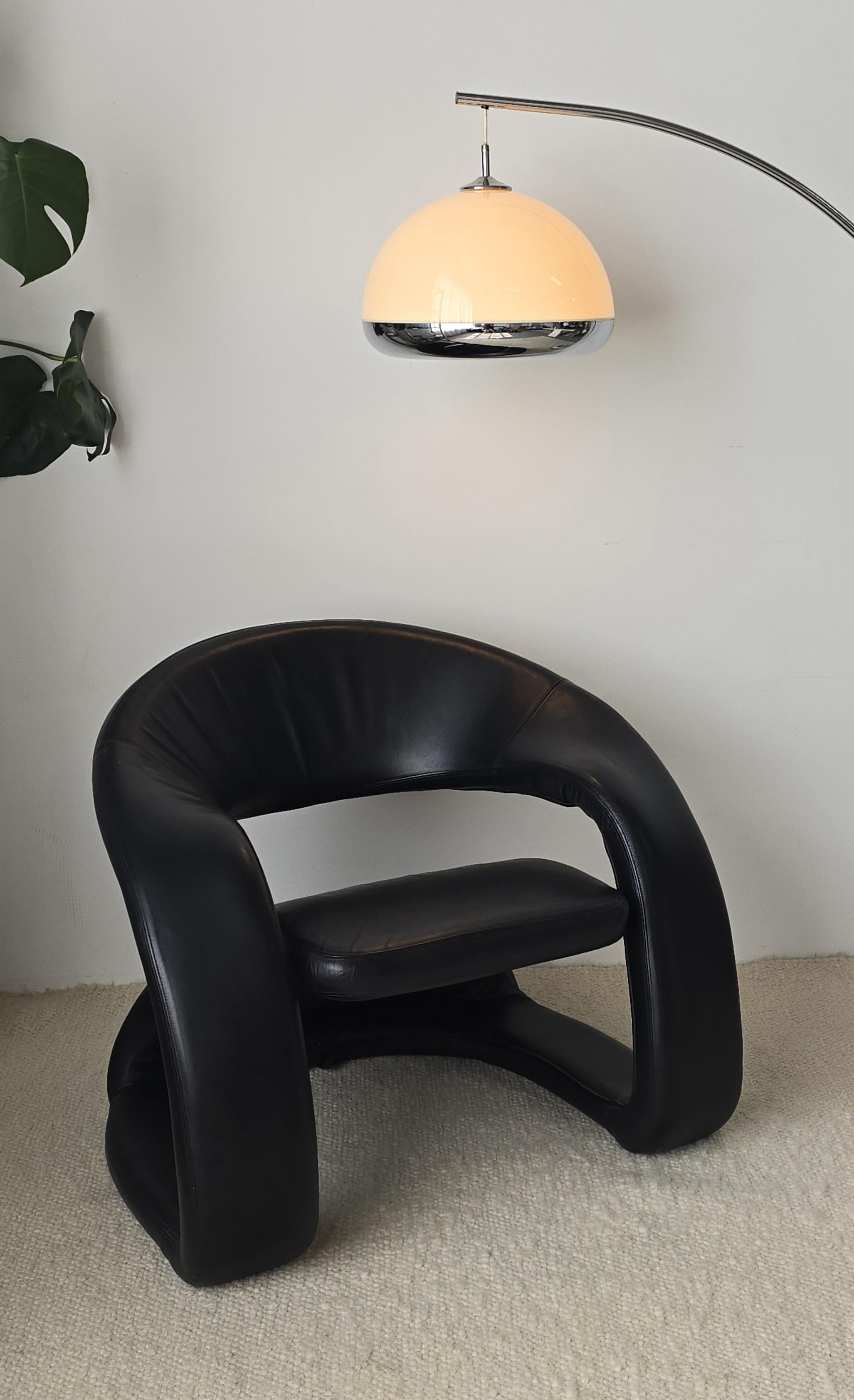 Gorgeous pop art chair by Jaymar in black leather. This bold and modern chair was made in Quebec in the 1980s. It’s cantilevered with an angular back and high arms. The sculptural chair defined by its continuous lines and elegant angular design.