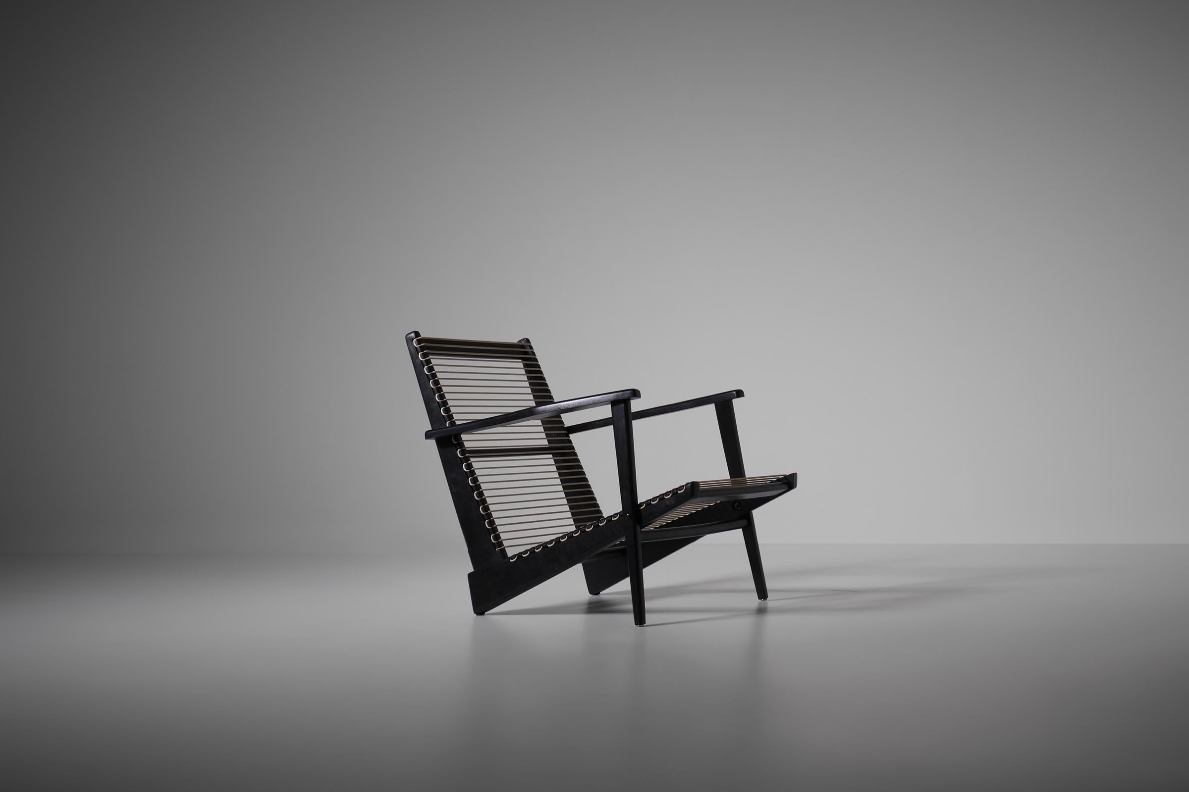 Chaise longue sculpturale modèle 'Le Pacific 2000' de Georges Tigien, France années 1950. Un design moderniste intéressant avec l'utilisation de matériaux innovants tels que le cordon en caoutchouc plastique. Les lignes nettes et épurées, associées