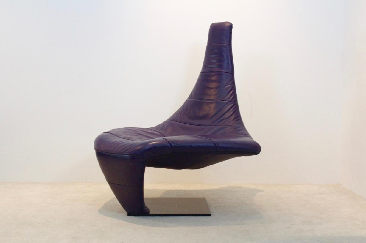 Sculptural limited edition 1982 ‘Turner’ lounge chair by Jack Crebolder for Harvink, in a very high quality purple leather on a black lacquered metal, (heavy) foot. The design has a high comfort. The chair was designed for Harvink in 1982. Harvink