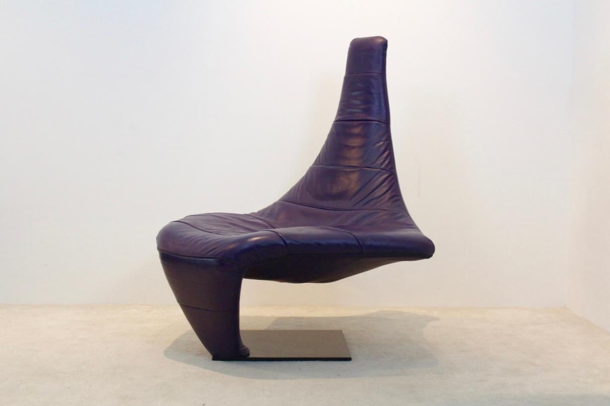 Fauteuil sculptural 'Turner' en édition limitée de 1982 par Jack Crebolder pour Harvink:: en cuir violet de très haute qualité sur un pied (lourd) en métal laqué noir. Le design est d'un grand confort. La chaise a été conçue pour Harvink en 1982.
