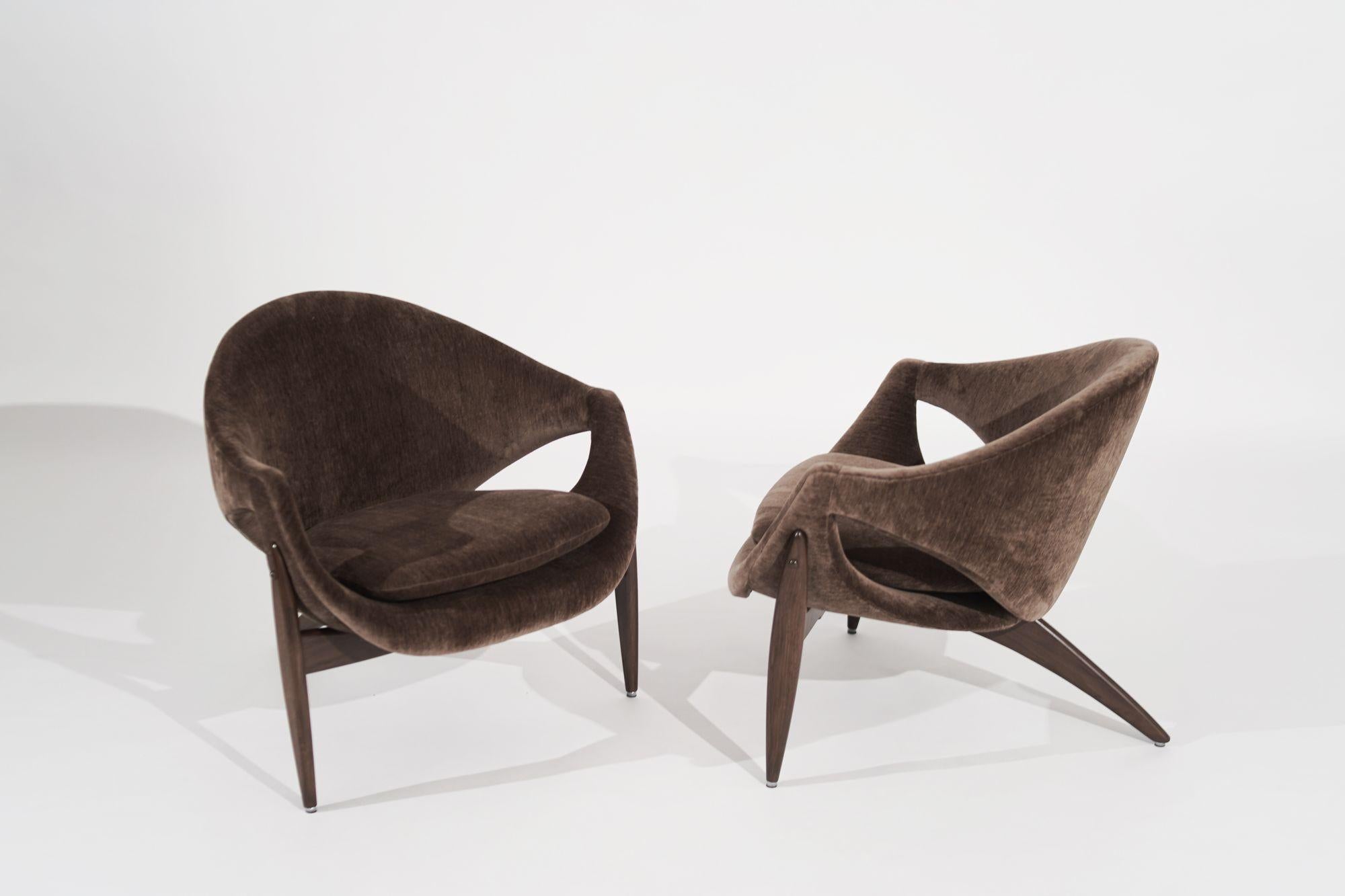 Atemberaubendes Paar Stühle, entworfen von Luigi Tiengo für Cimon in Montreal, Kanada, um 1960, jetzt vollständig restauriert in ihrer ursprünglichen Schönheit von Stamford Modern.
Mit ihrem skulpturalen Dreibeinfuß aus Nussbaumholz, der einen Hauch