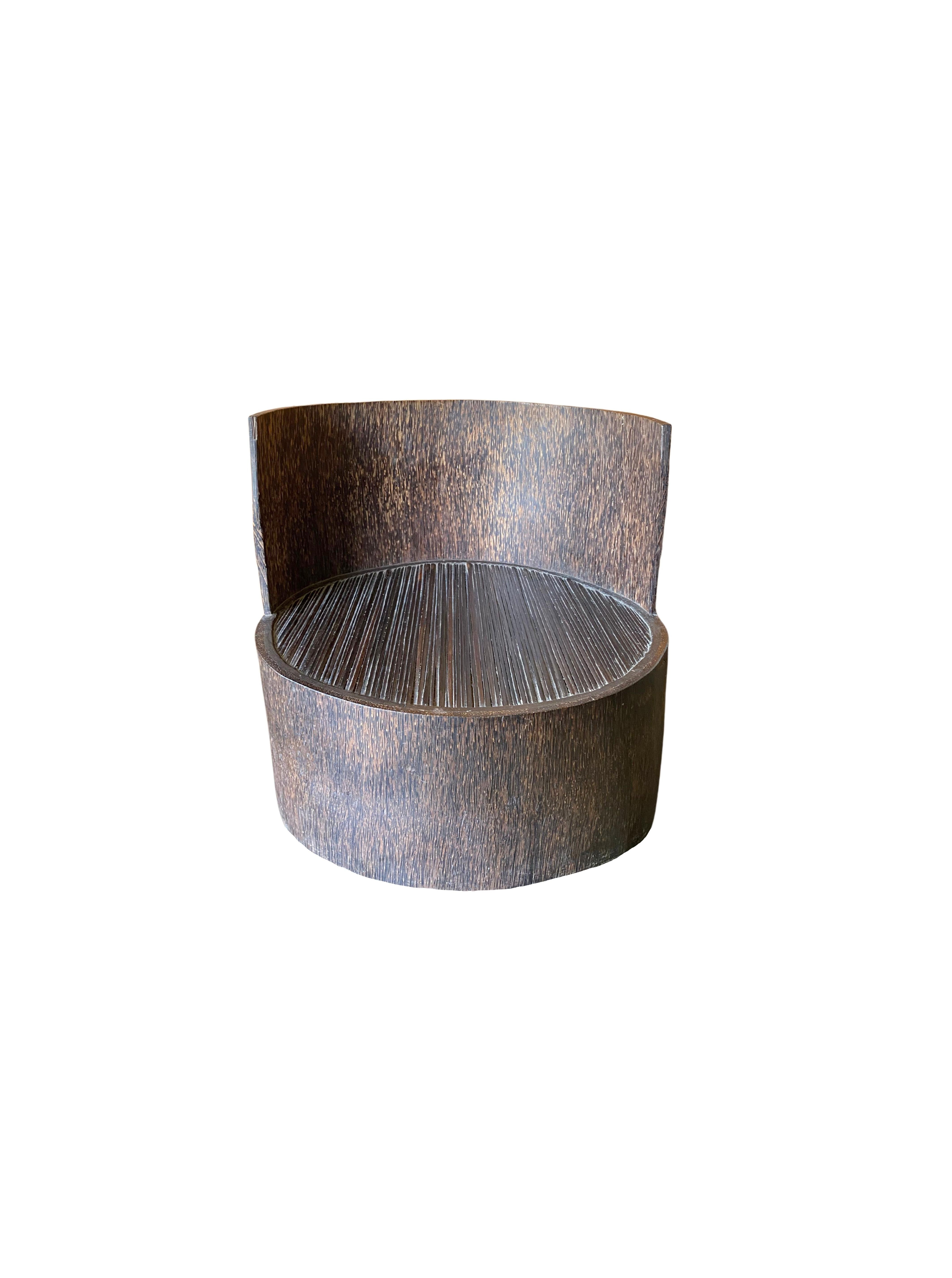 Cette chaise a été fabriquée à partir d'un seul tronc de palmier. Une merveilleuse texture de bois de palmier orne cette chaise. Un objet merveilleux, à la fois organique et moderne. Un objet merveilleusement unique qui apportera de la chaleur à