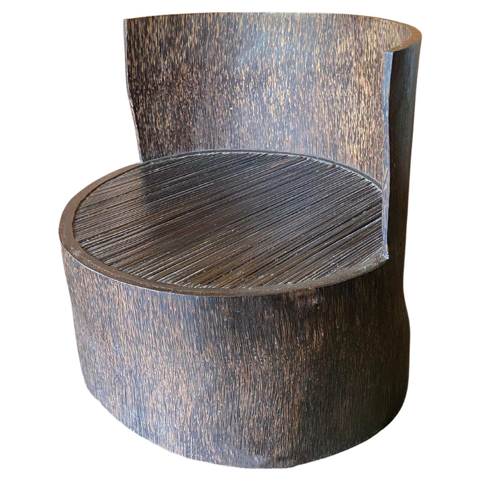 Skulpturaler niedriger Stuhl mit Rückenlehne, geschnitzt aus einem Palmenbaumstamm