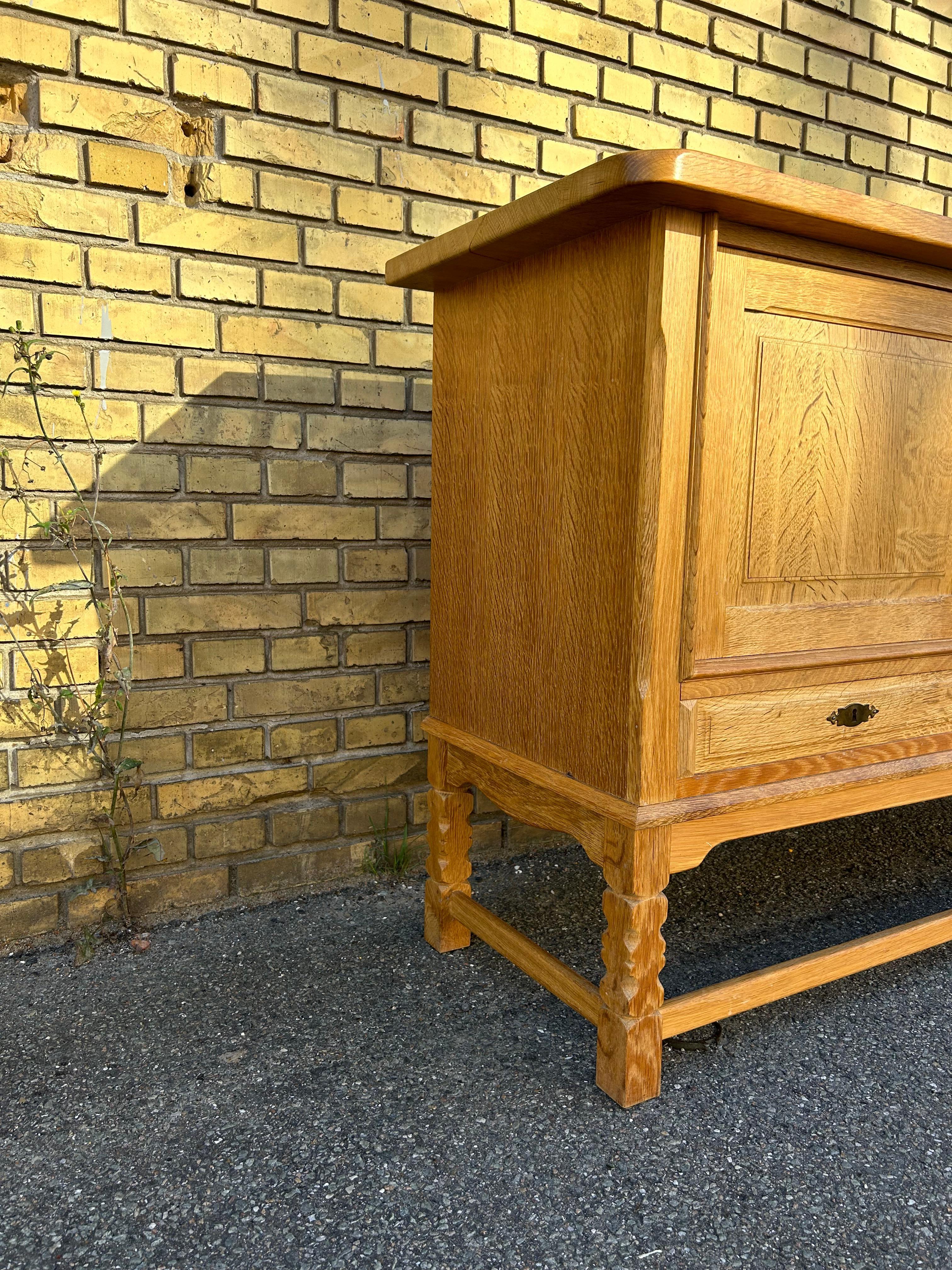 Sculptural low oak sideboard by Henry Kjærnulf 1960’s In Good Condition For Sale In Valby, 84