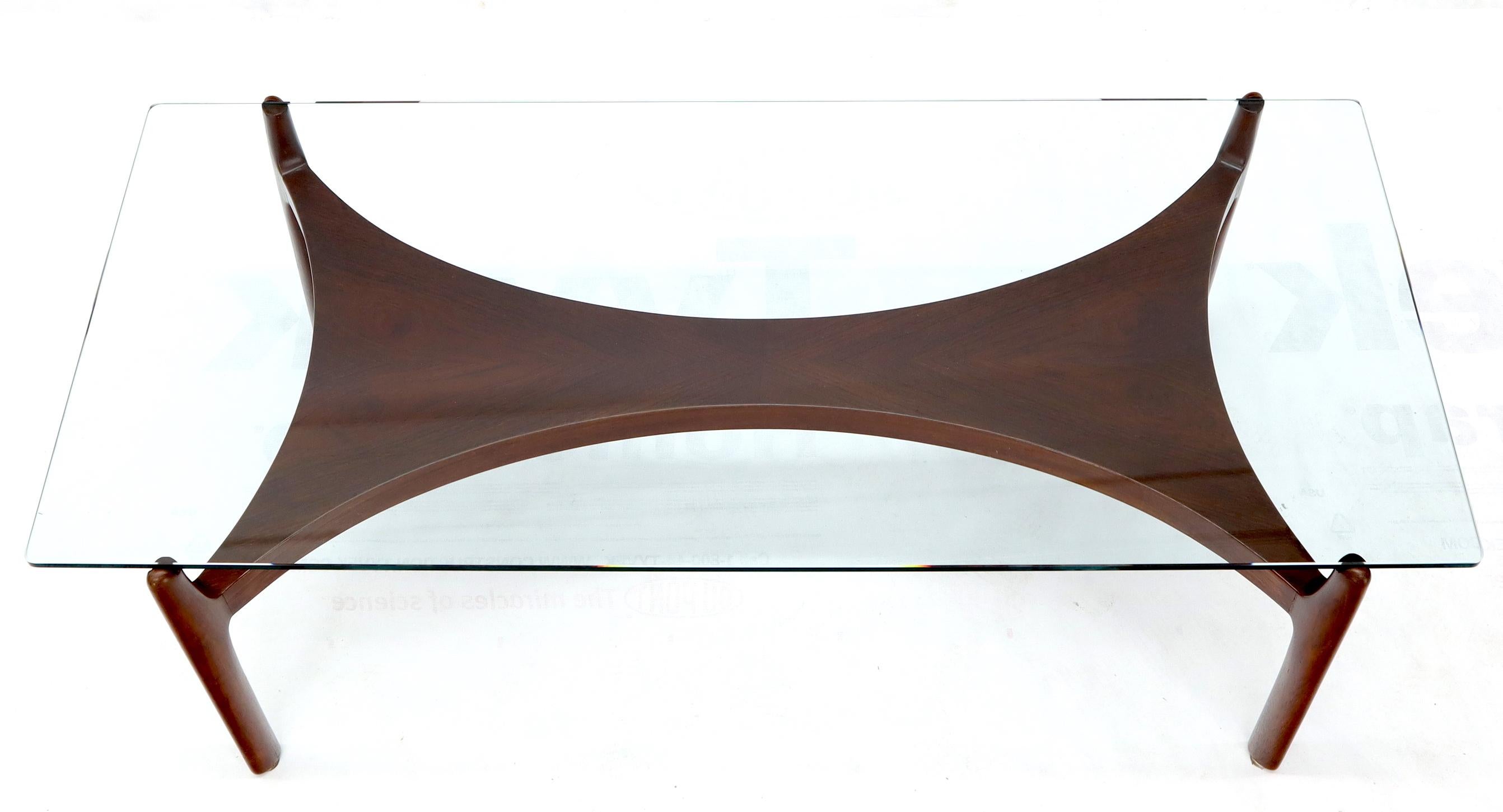 Mid-Century Modern Sculptural Low Profile Teak Base Glass Top Danish Midcentury Coffee Table en vente
