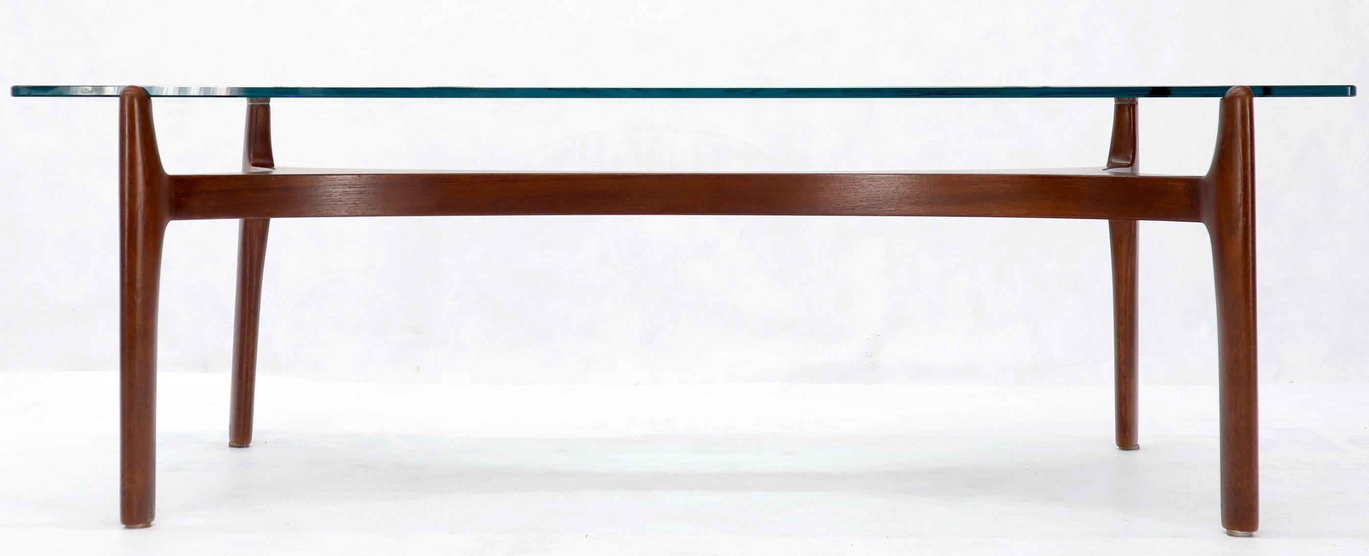 Danois Sculptural Low Profile Teak Base Glass Top Danish Midcentury Coffee Table en vente