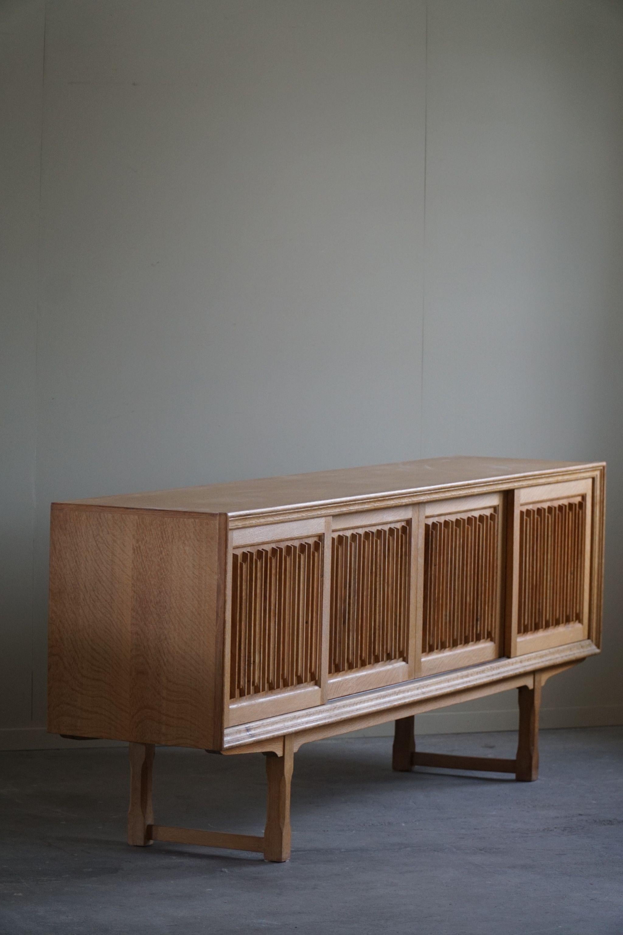 Sculptural Low Sideboard in Oak, Mid Century Modern, Danish Cabinetmaker, 1960s In Good Condition For Sale In Odense, DK