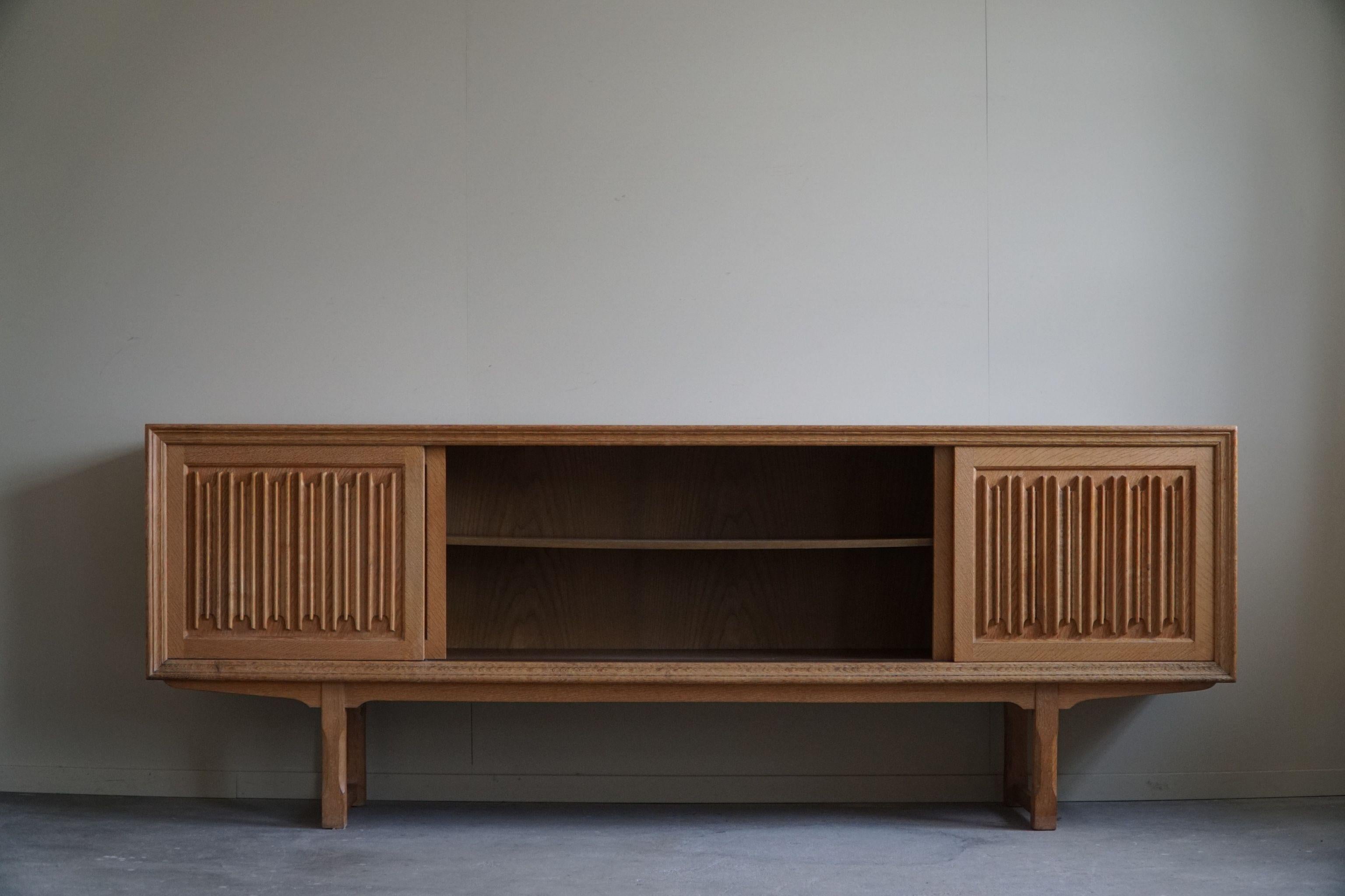 Sculptural Low Sideboard in Oak, Mid Century Modern, Danish Cabinetmaker, 1960s For Sale 3
