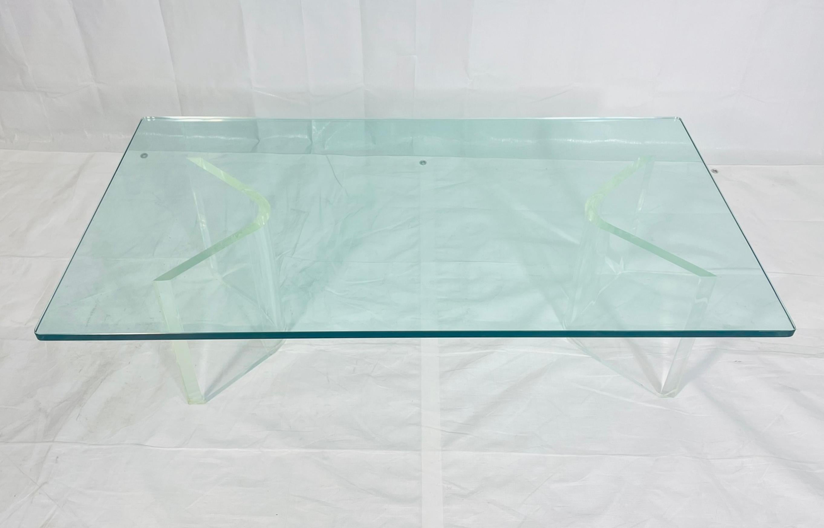 Sculptural Lucite Coffee Table with Thick Glass Top, 1980s USA Bon état - En vente à Los Angeles, CA