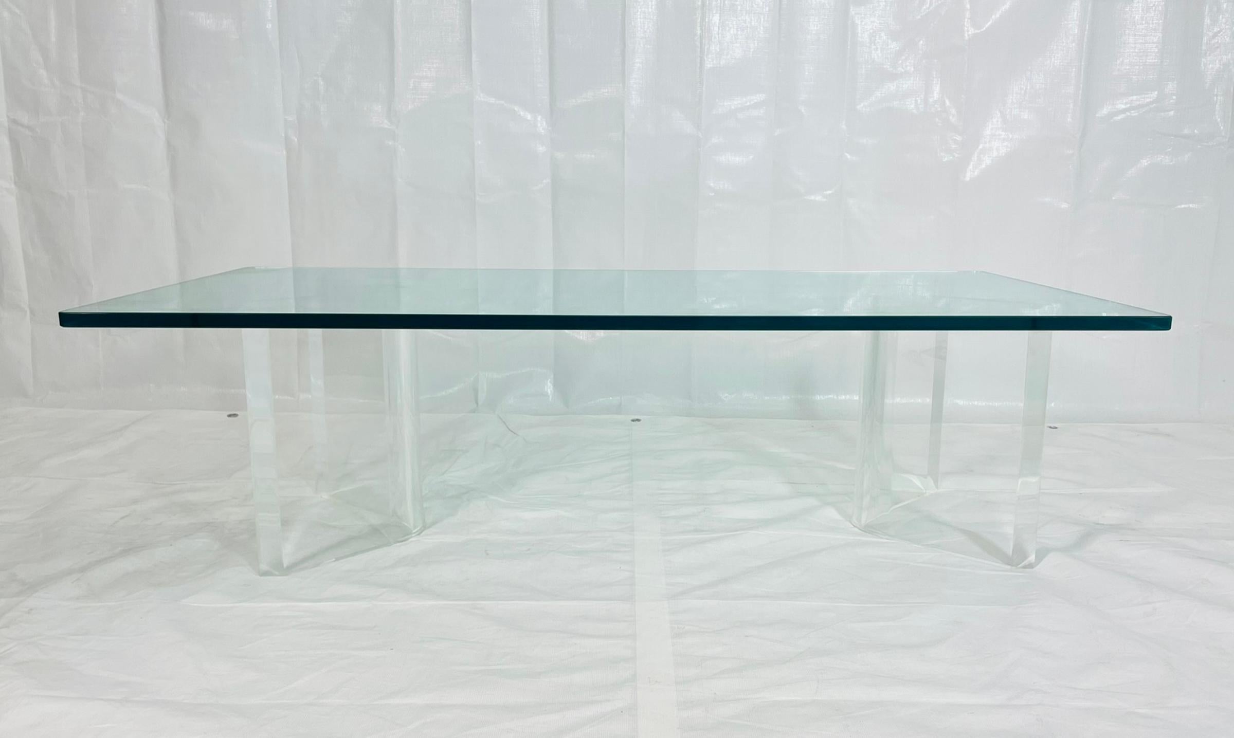 Fin du 20e siècle Sculptural Lucite Coffee Table with Thick Glass Top, 1980s USA en vente