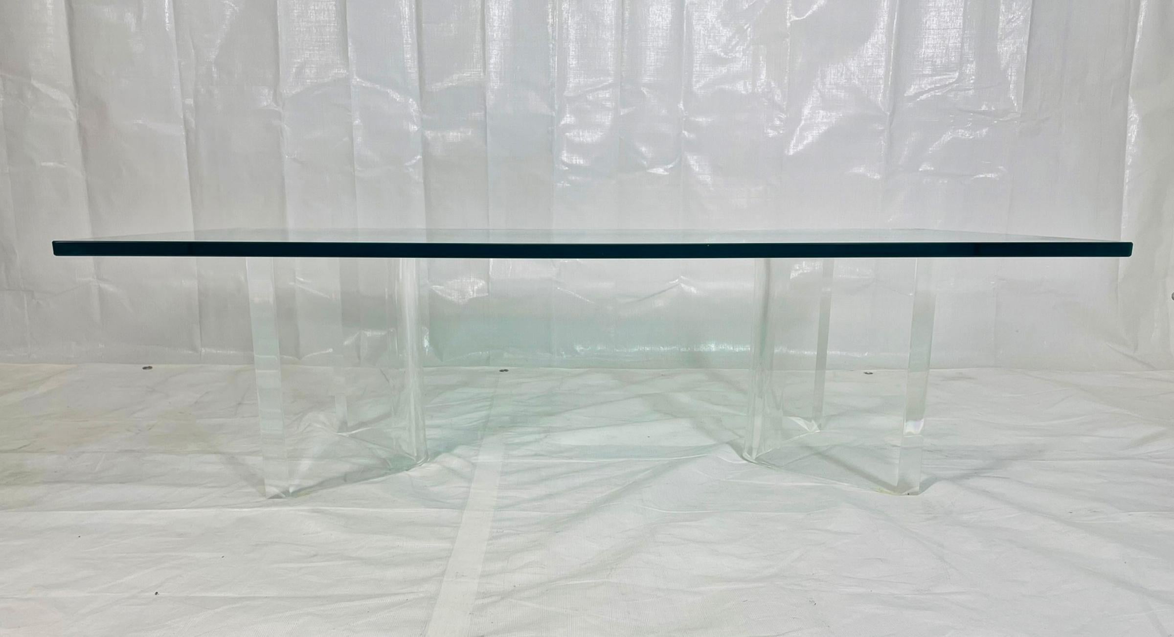 Sculptural Lucite Coffee Table with Thick Glass Top, 1980s USA en vente 1