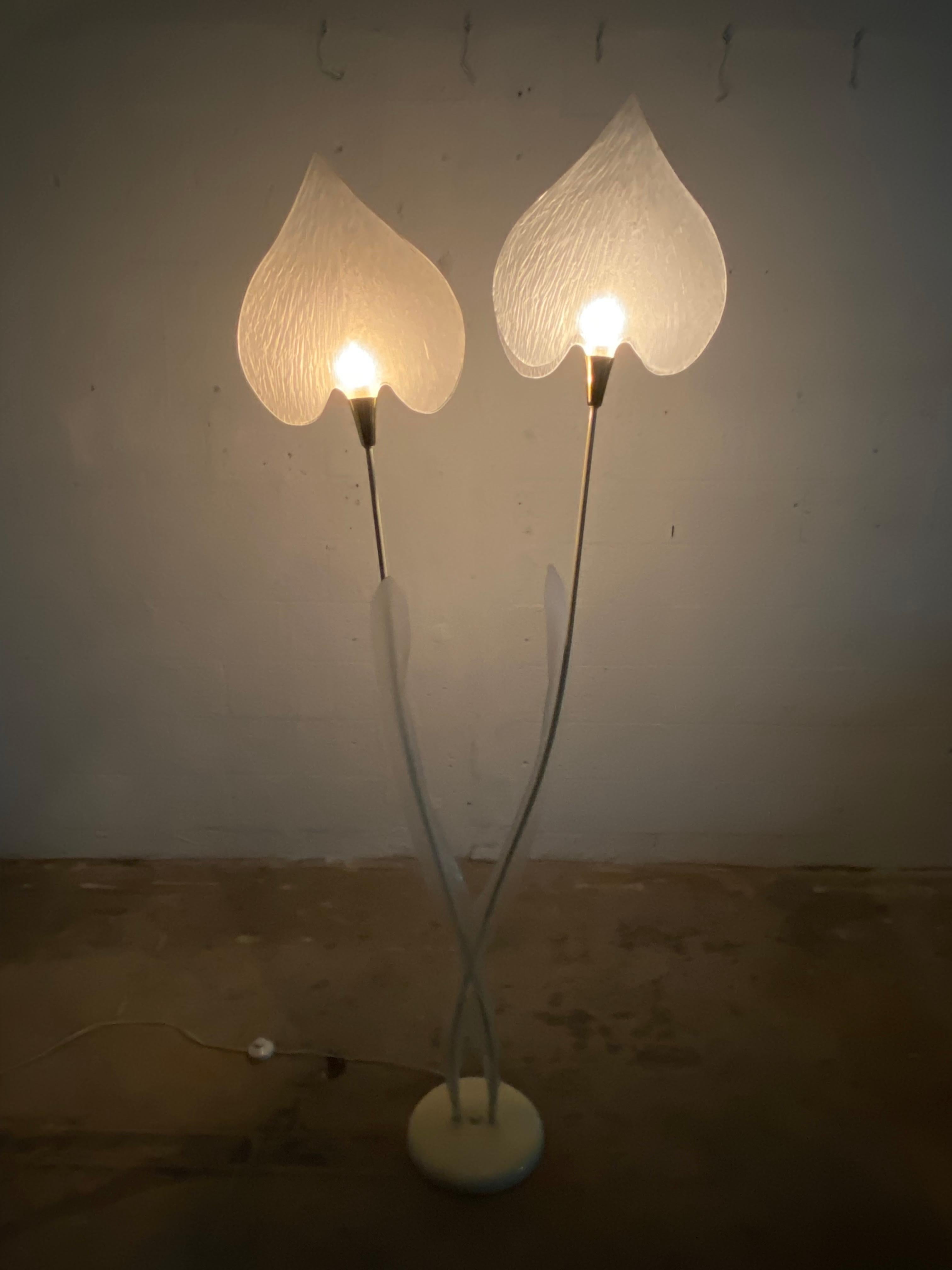 Sculptural Lucite Leaf and Brass Accent Floor Lamp from the 1970s For Sale 4