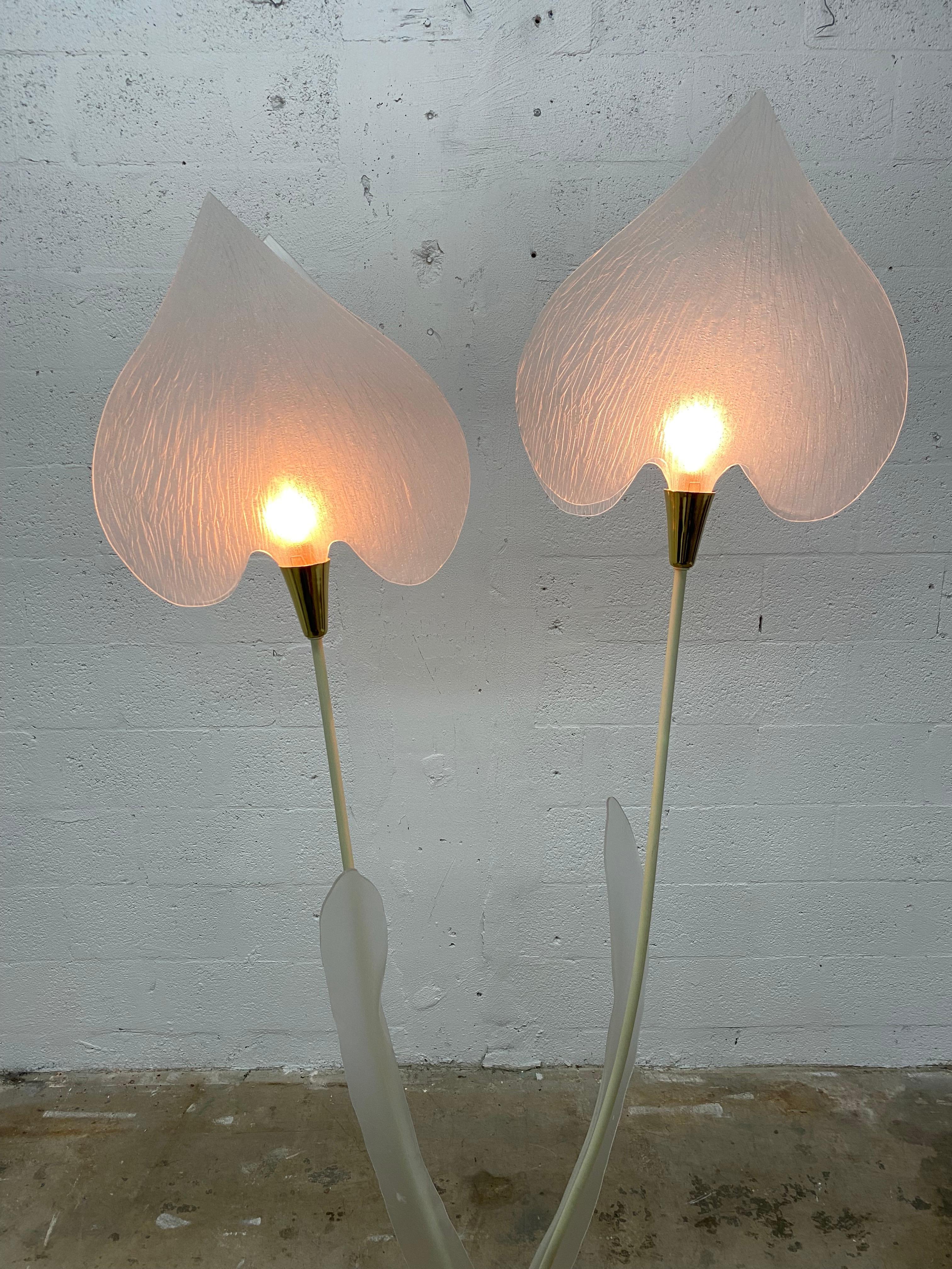 Sculptural Lucite Leaf and Brass Accent Floor Lamp from the 1970s For Sale 5