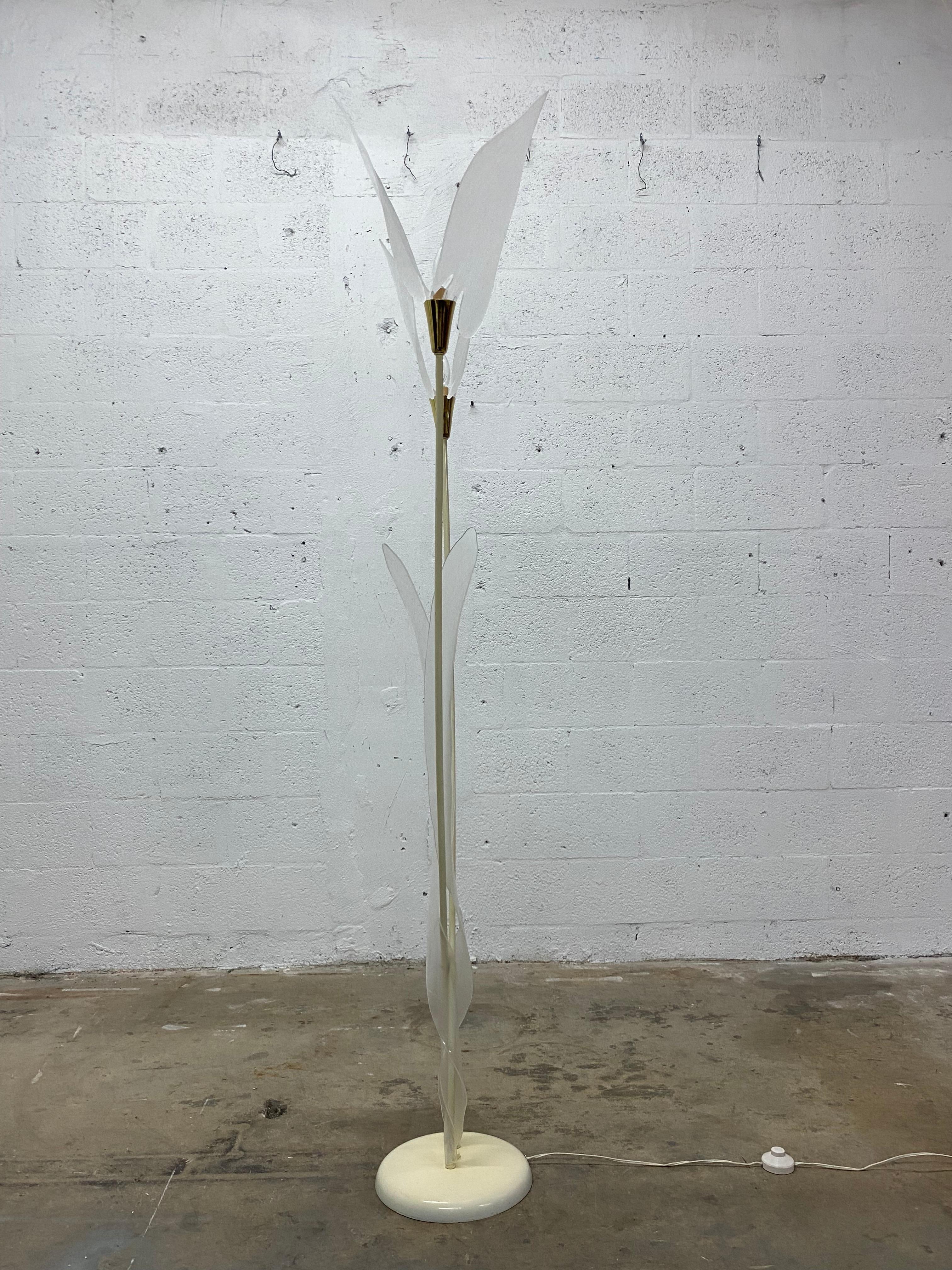 Mid-Century Modern Sculptural Lucite Leaf and Brass Accent Floor Lamp from the 1970s For Sale