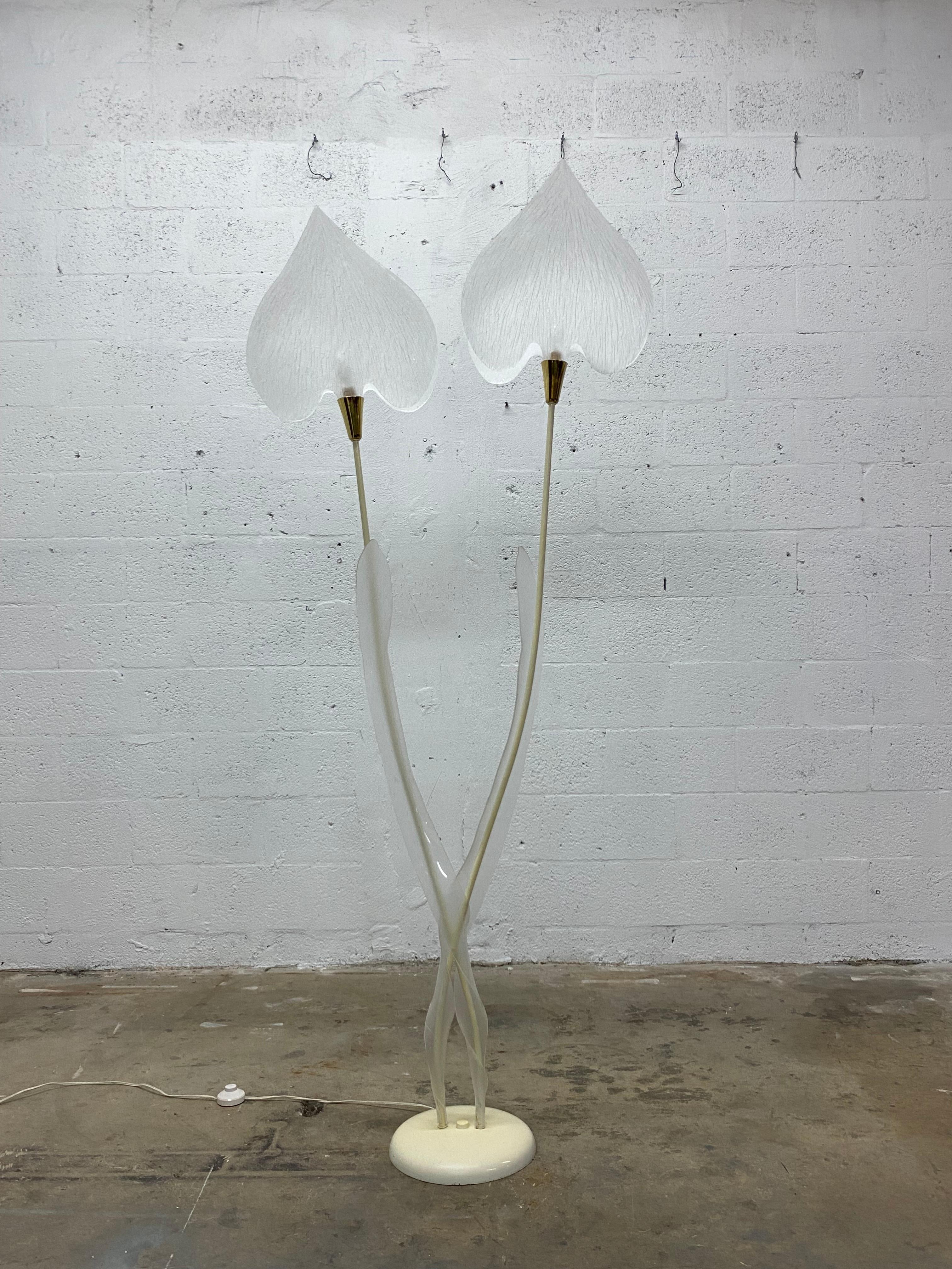 Unknown Sculptural Lucite Leaf and Brass Accent Floor Lamp from the 1970s For Sale