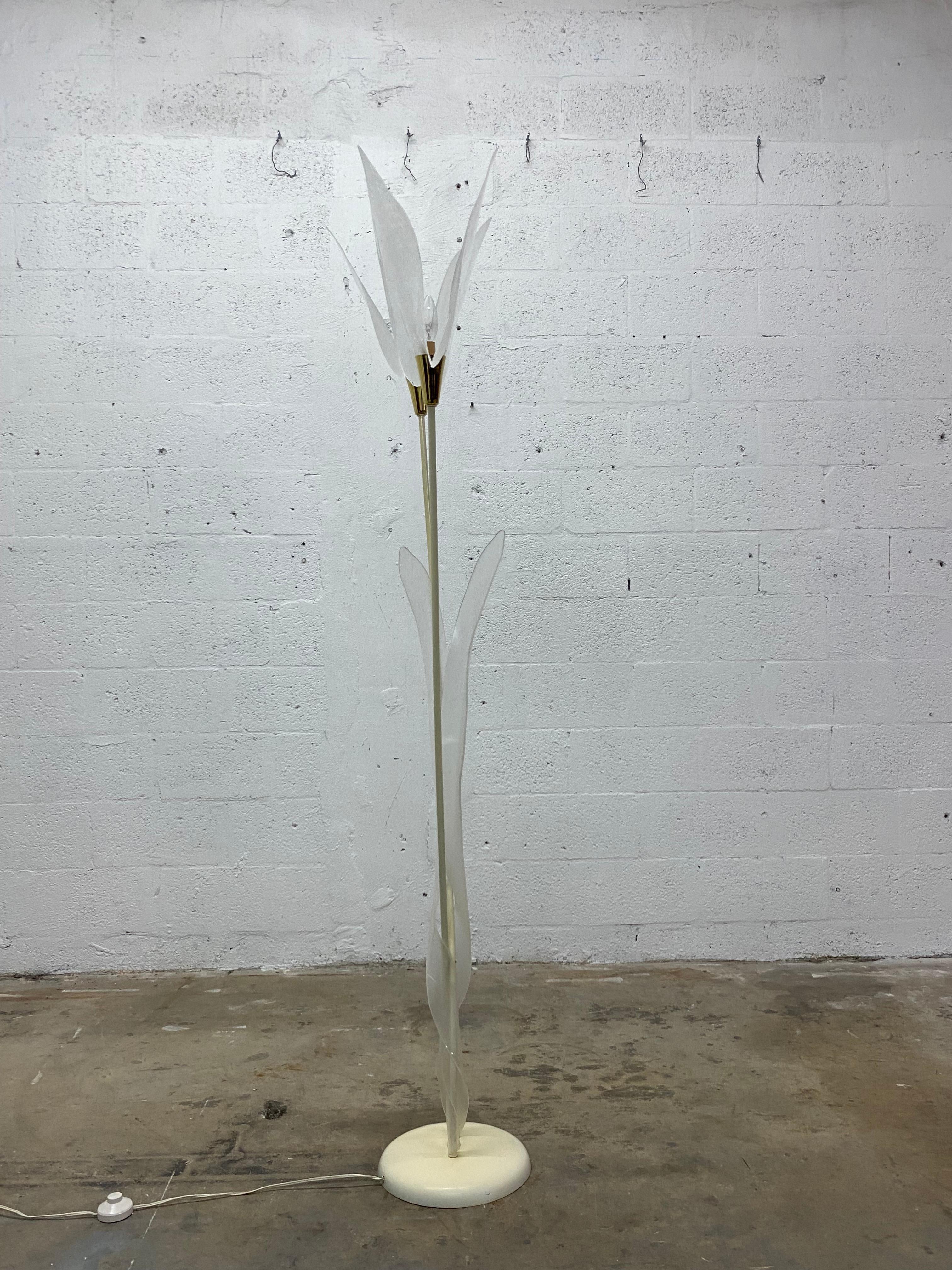 Sculptural Lucite Leaf and Brass Accent Floor Lamp from the 1970s In Good Condition For Sale In Miami, FL