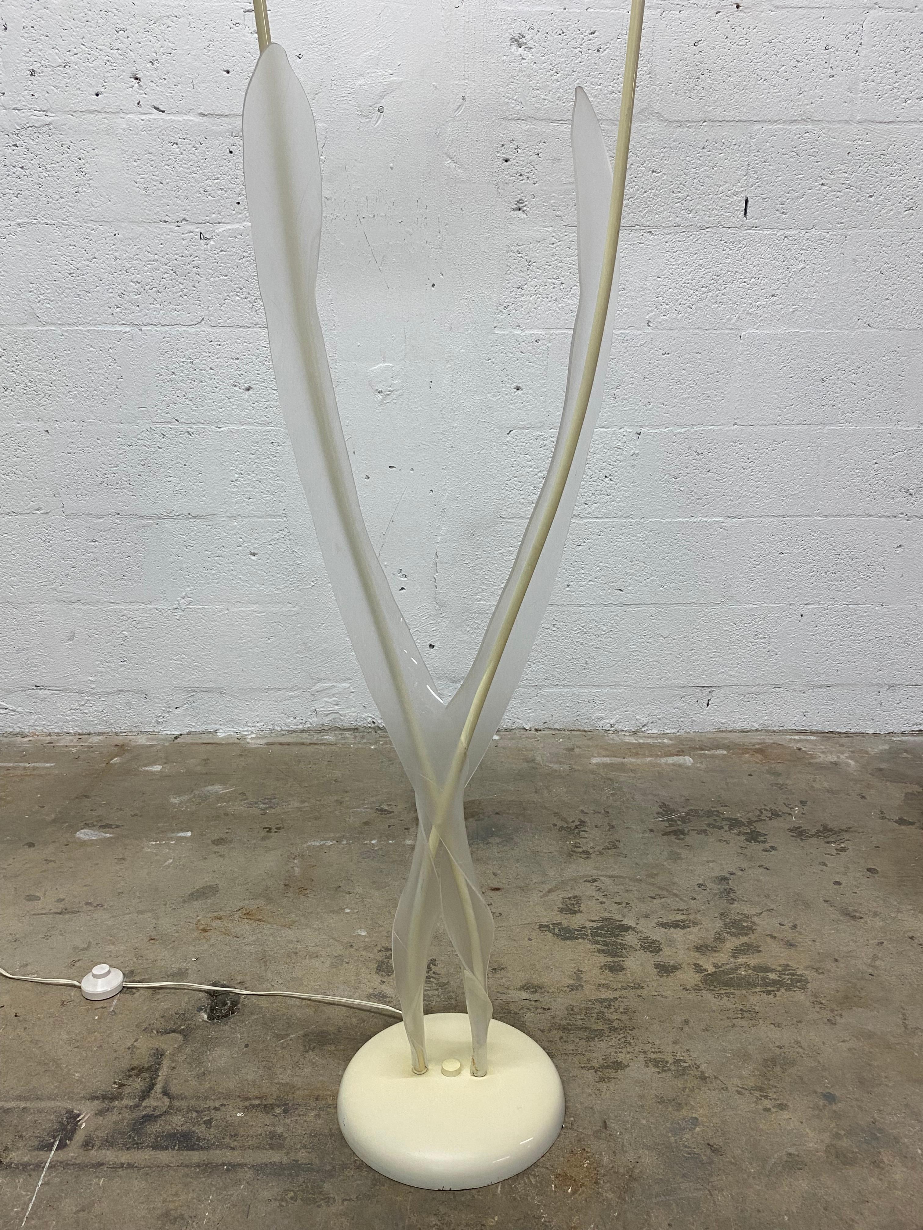 Sculptural Lucite Leaf and Brass Accent Floor Lamp from the 1970s For Sale 1