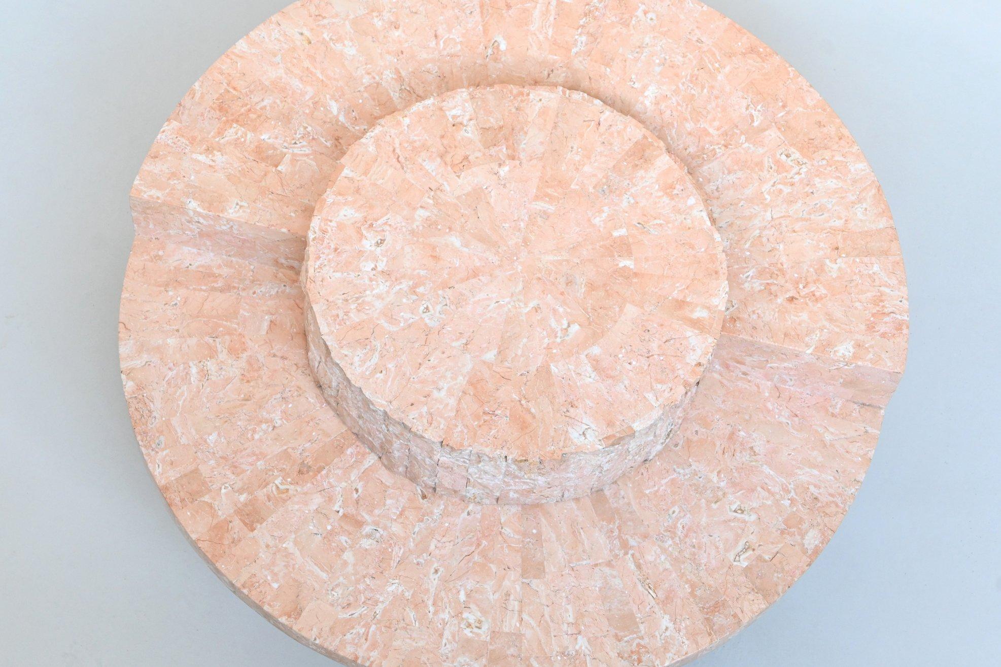 Table basse ronde sculpturale en pierre de Mactan blanc crème Belgique 1970 en vente 11