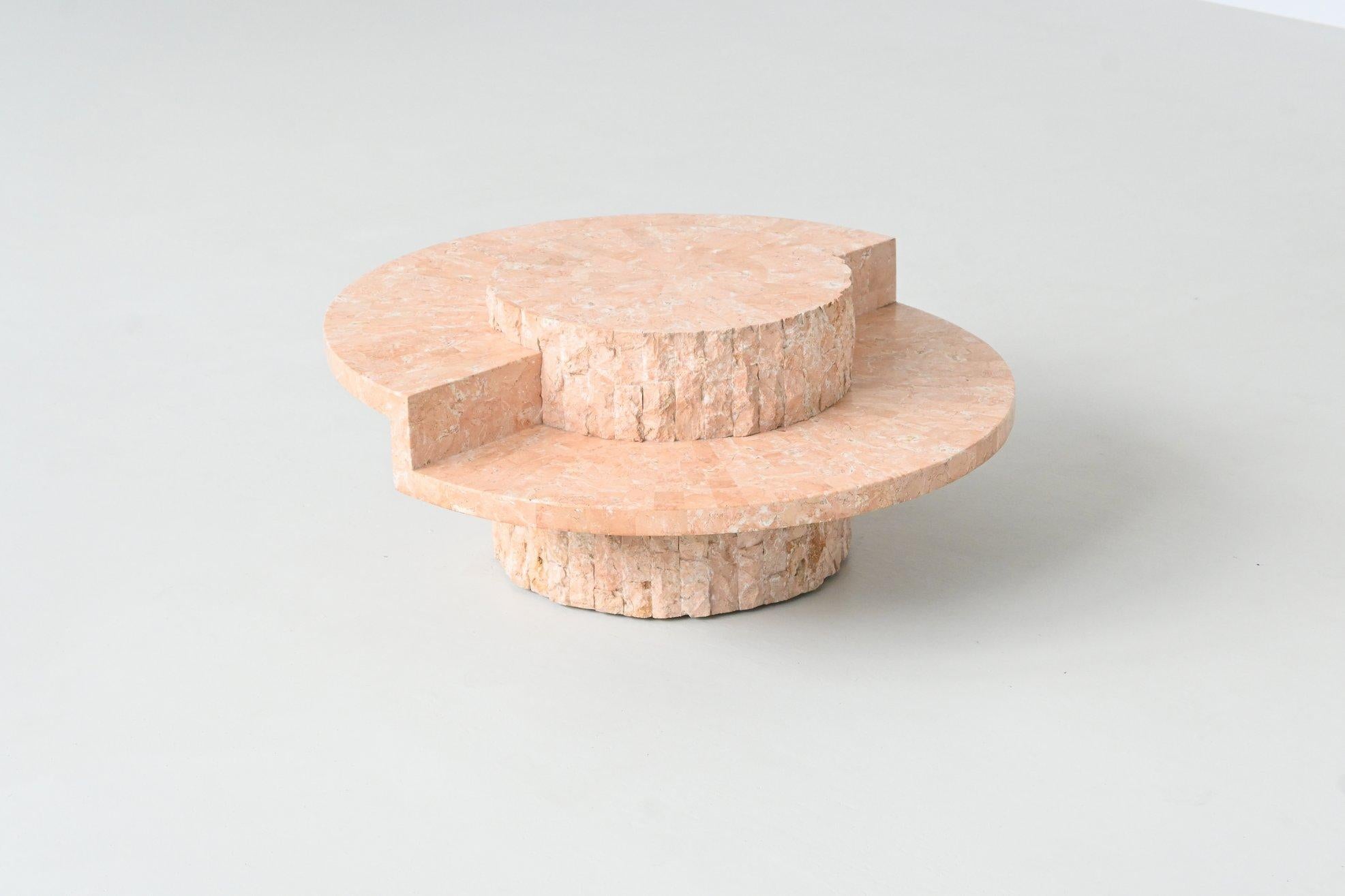 Magnifique table basse ronde sculpturale, Belgique 1970. Le plateau est en pierre de Mactan blanc crème hautement polie, soutenu par une base de carreaux de pierre sculptée texturée caractéristique. Cette table offre une pièce maîtresse artistique