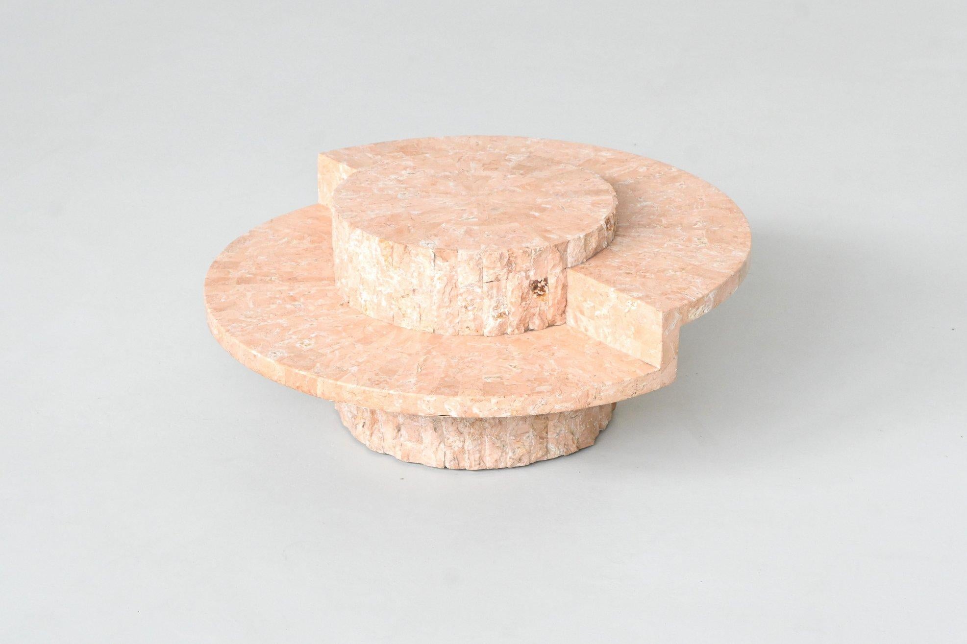 Mid-Century Modern Table basse ronde sculpturale en pierre de Mactan blanc crème Belgique 1970 en vente