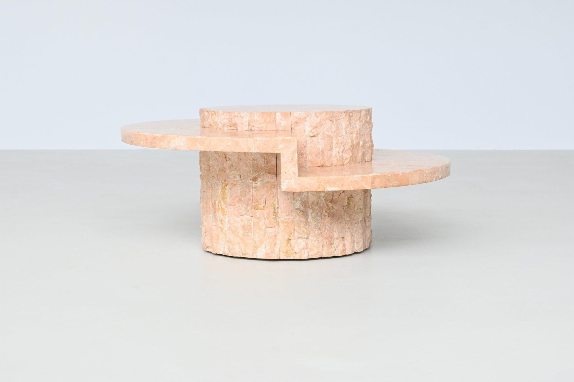 Belge Table basse ronde sculpturale en pierre de Mactan blanc crème Belgique 1970 en vente