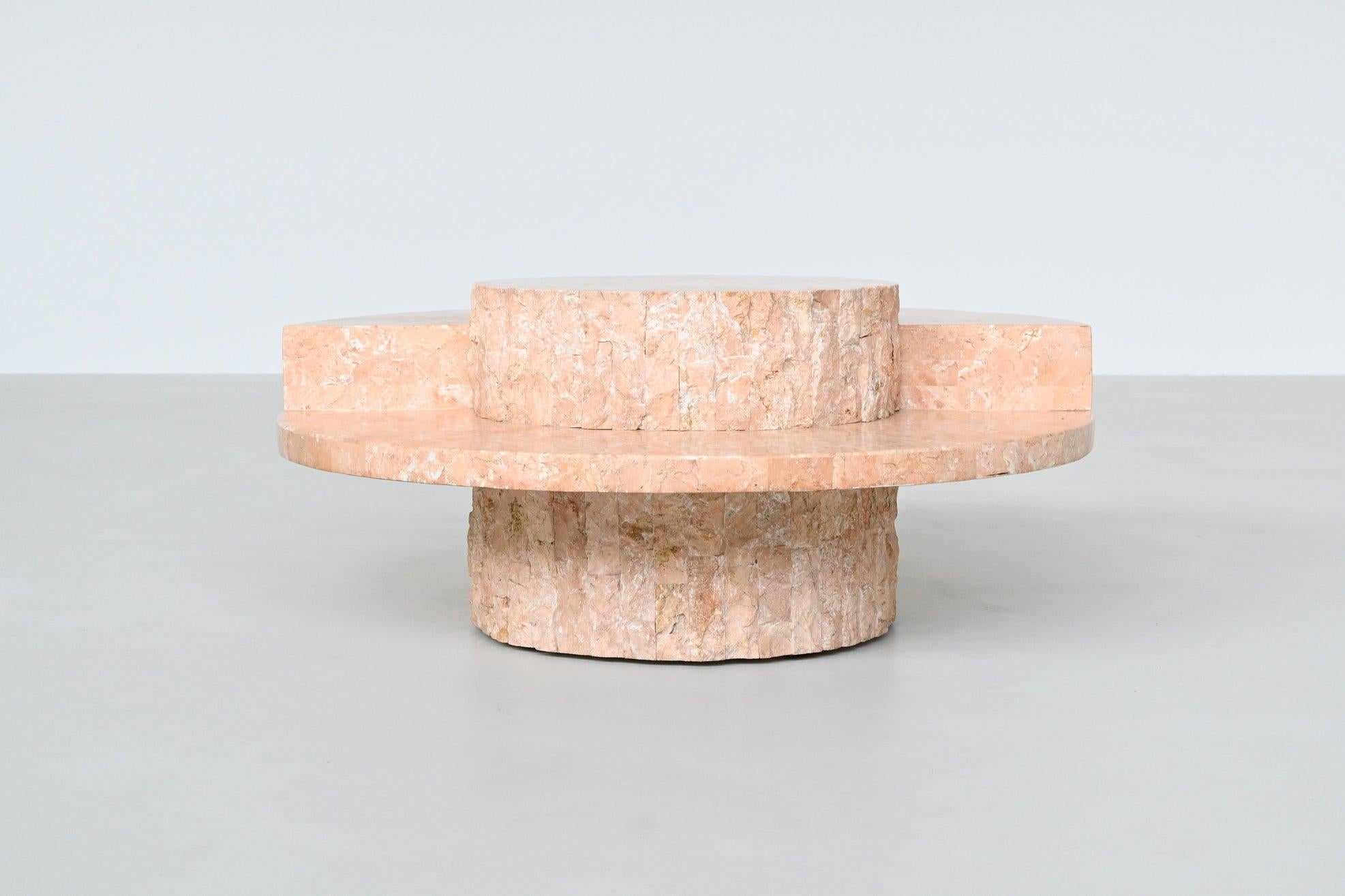 Table basse ronde sculpturale en pierre de Mactan blanc crème Belgique 1970 Bon état - En vente à Etten-Leur, NL