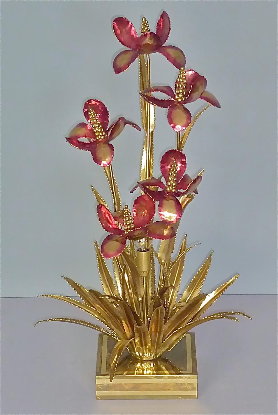 Seltene und außergewöhnliche französische skulpturale Maison Jansen Blumen Tisch oder Stehlampe, Paris Frankreich, ca. 1970er Jahre. Die dreiflammige Schönheit, die 74 cm / 29.13 inches hoch, 42 cm / 16.54 inches breit und 32 cm / 12.60 inches tief