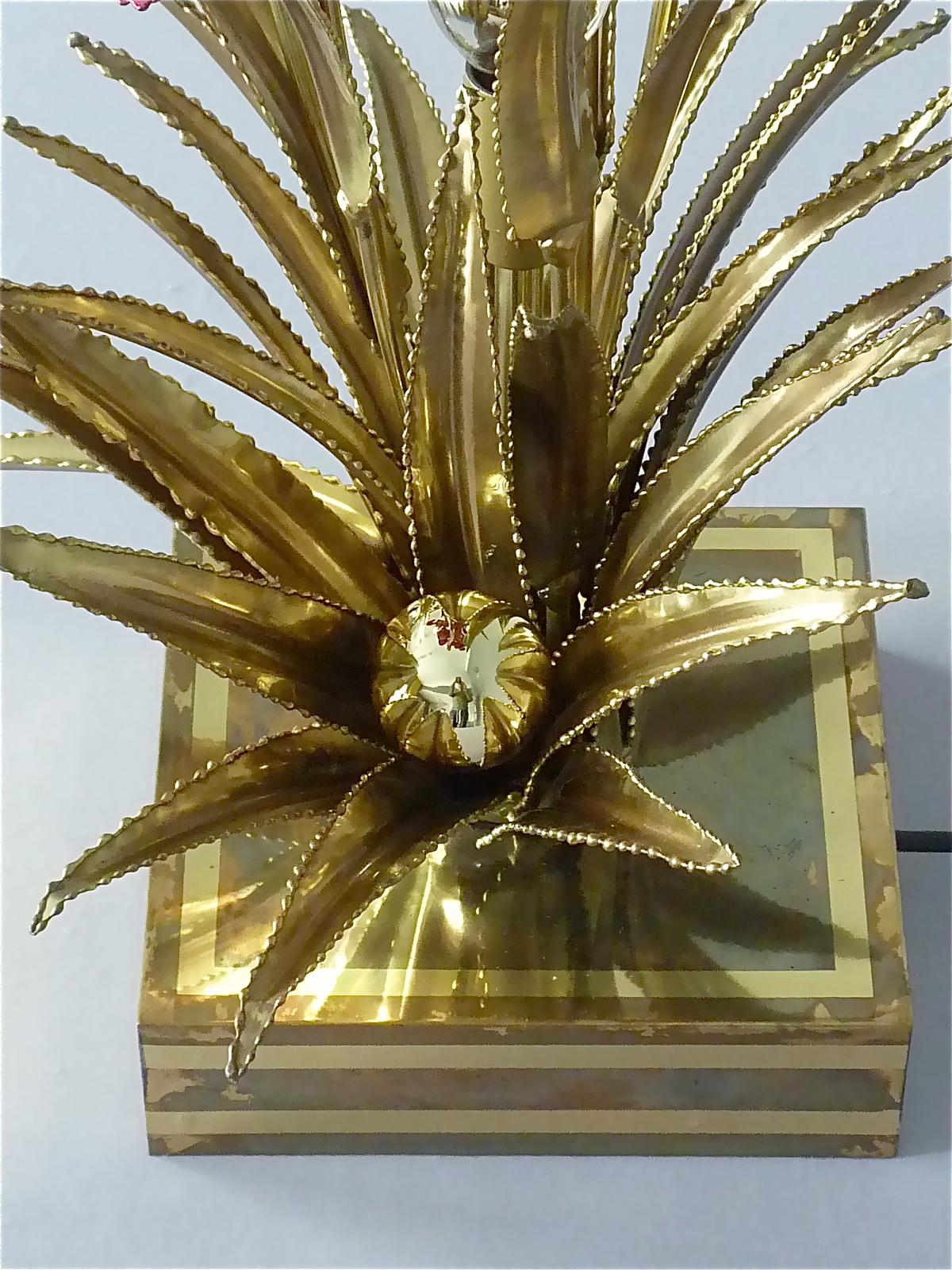 Français Lampadaire sculptural à fleurs Maison Jansen en laiton doré des années 1970 Charles Bagues en vente