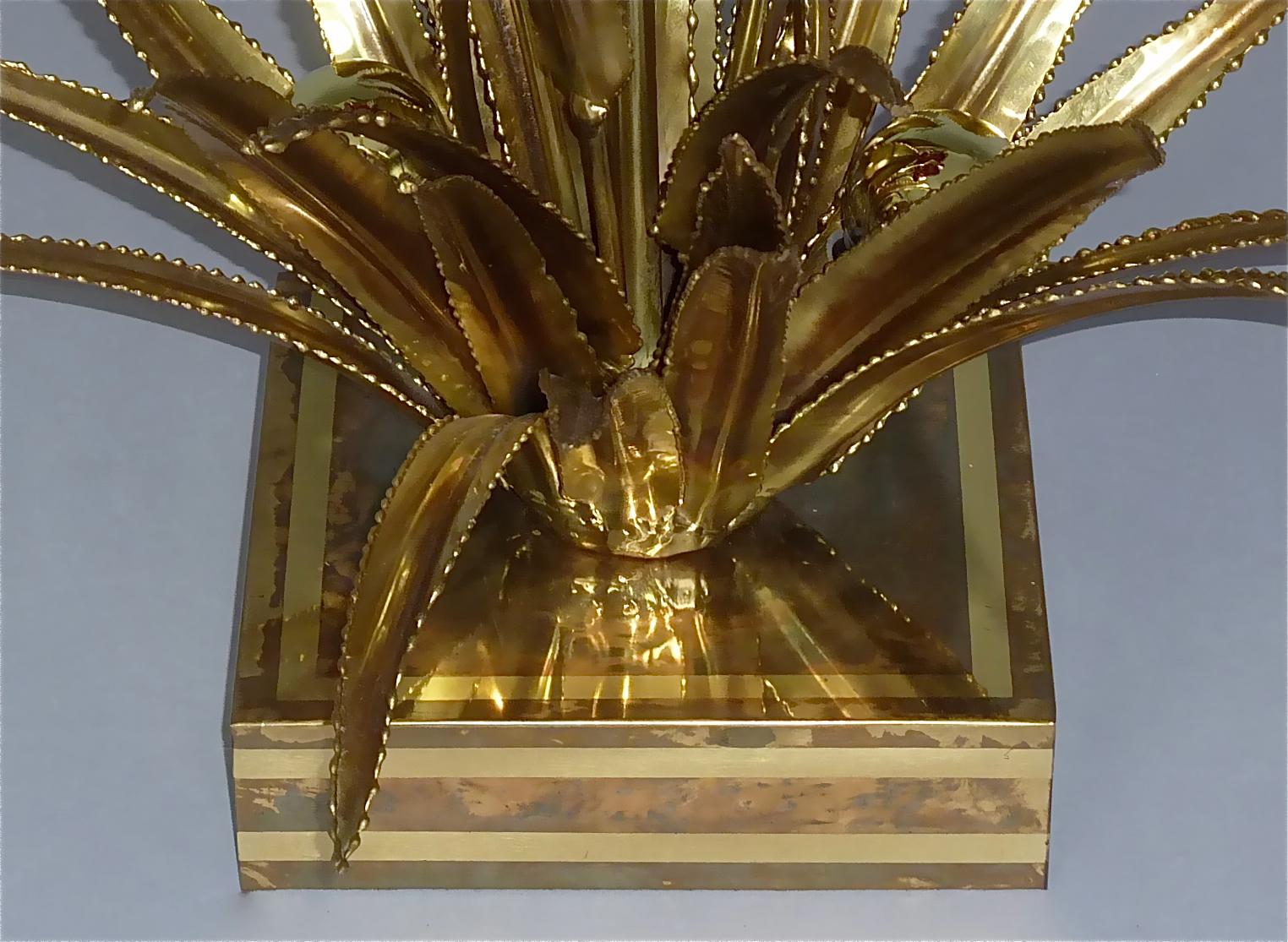 Doré Lampadaire sculptural à fleurs Maison Jansen en laiton doré des années 1970 Charles Bagues en vente