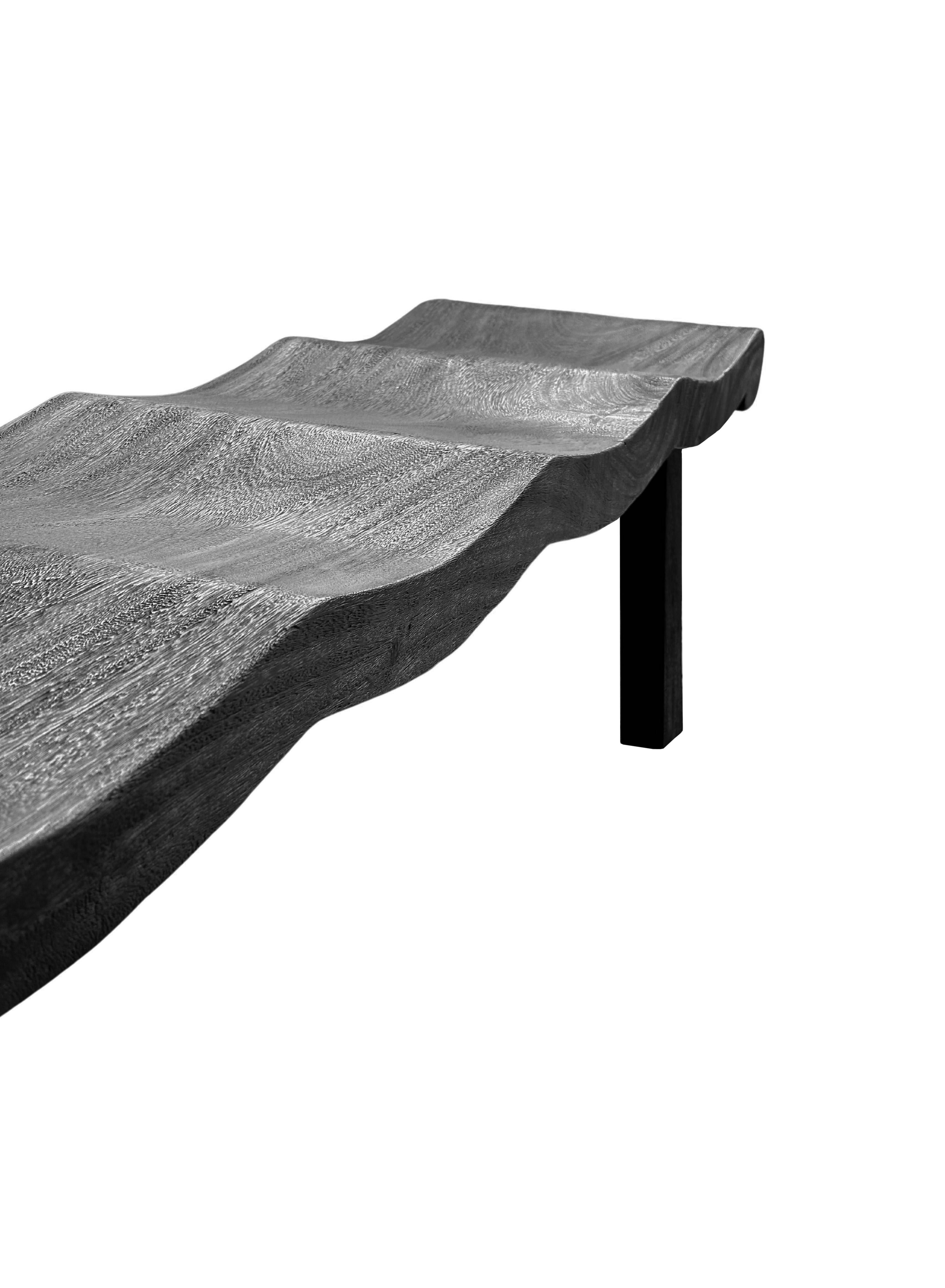 Banco Escultural de Madera de Mango, Acabado Quemado, Orgánico Moderno Moderno orgánico en venta