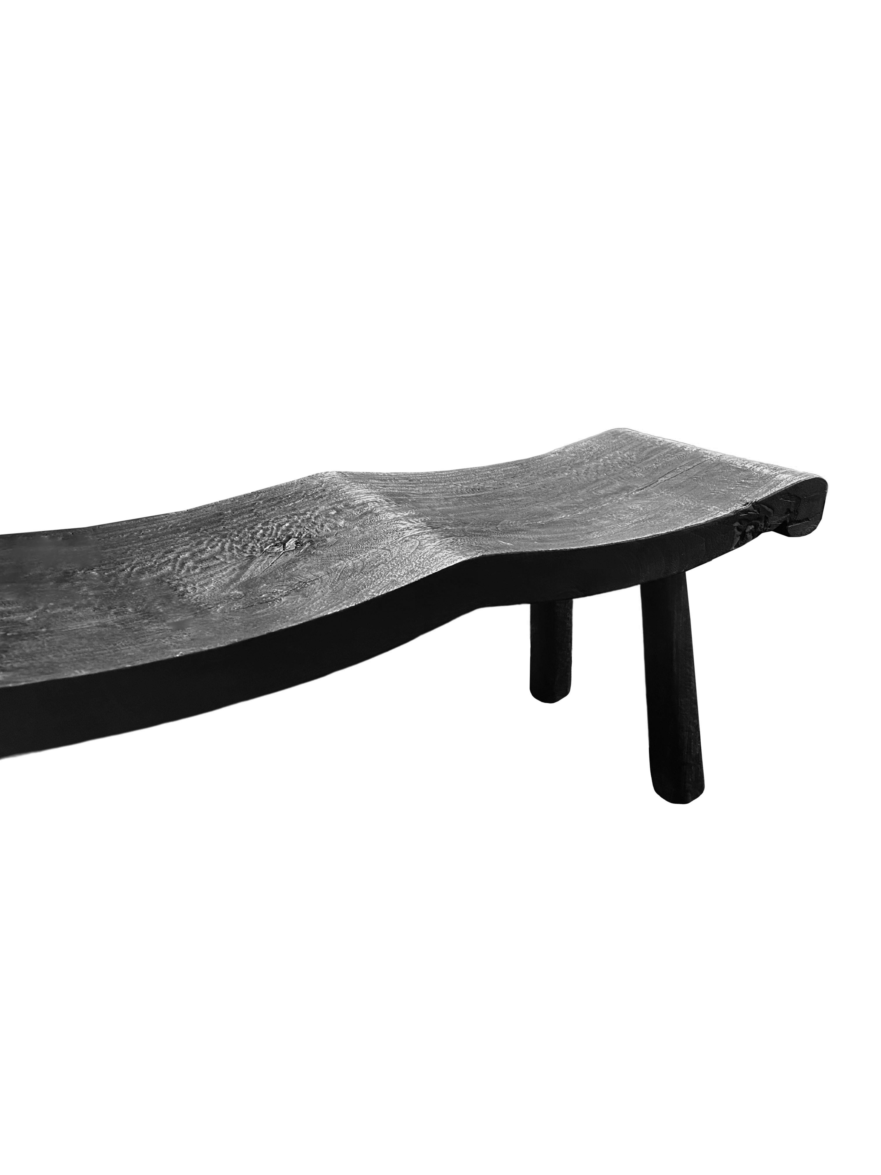 Banco Escultural de Madera de Mango, Acabado Quemado, Orgánico Moderno Moderno orgánico en venta
